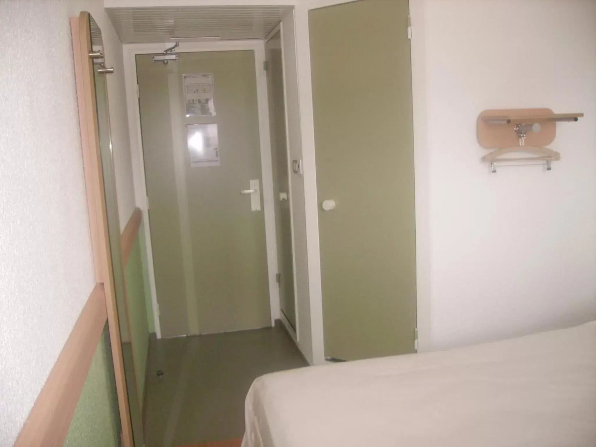 Photo of the whole room, Bed in ibis budget Remiremont