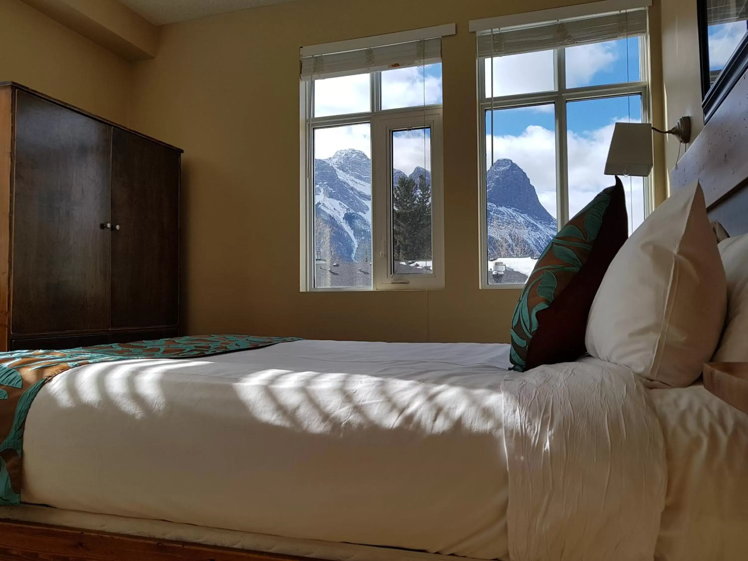 Bed in Sunset Resorts Canmore and Spa