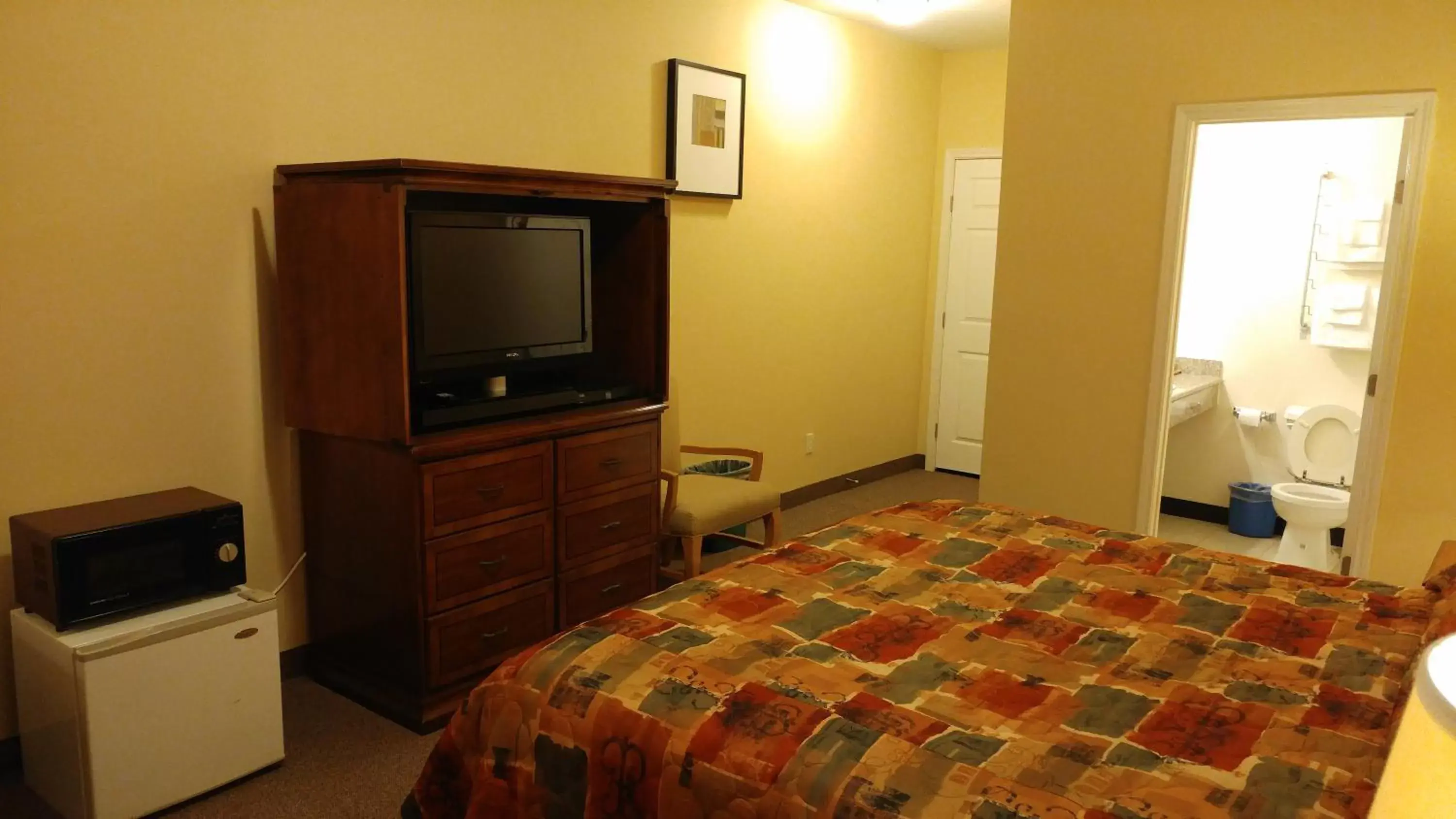 Bedroom, TV/Entertainment Center in Country Regency Inn & Suites