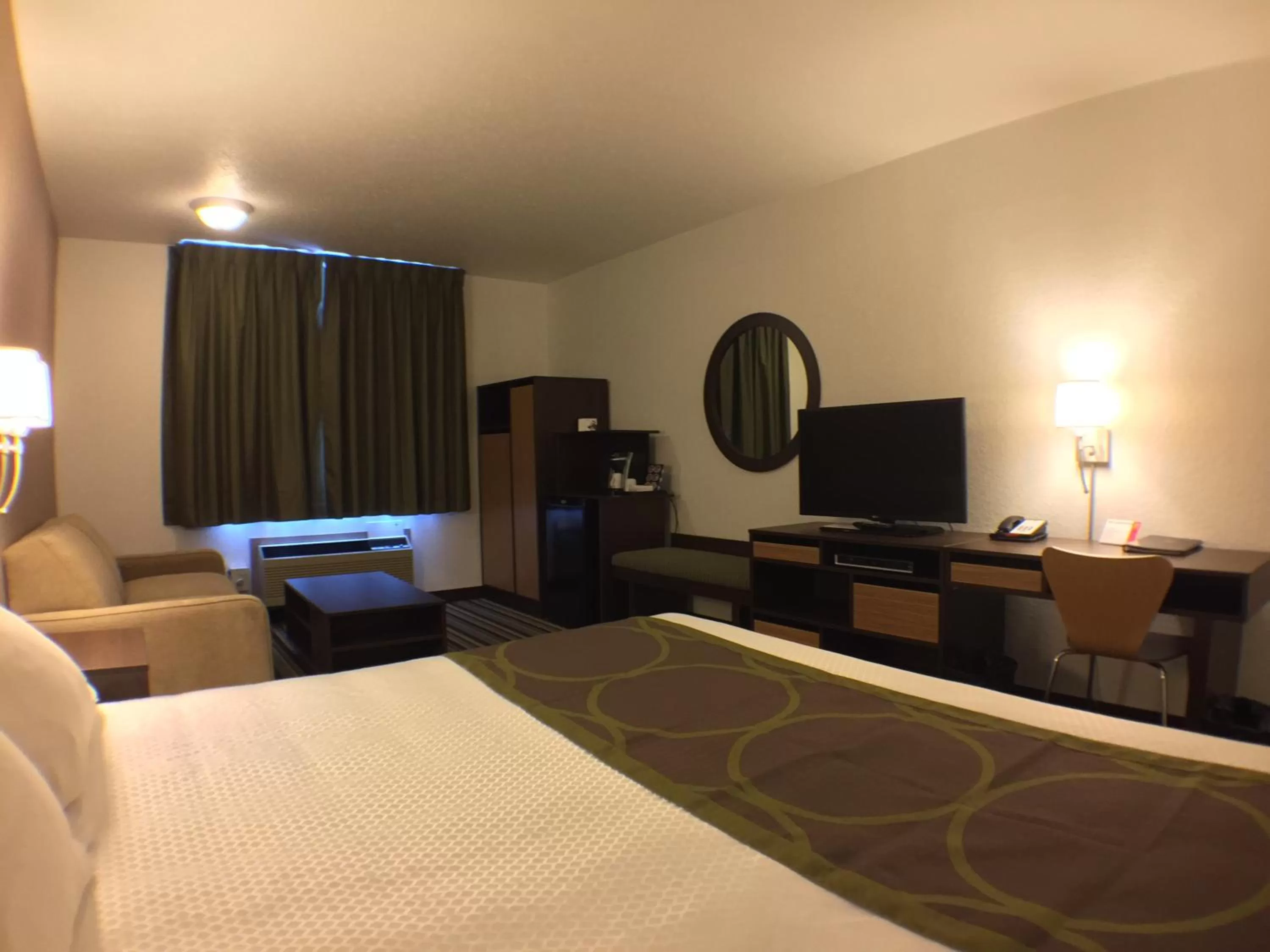 Photo of the whole room, Bed in Super 8 by Wyndham Kenora