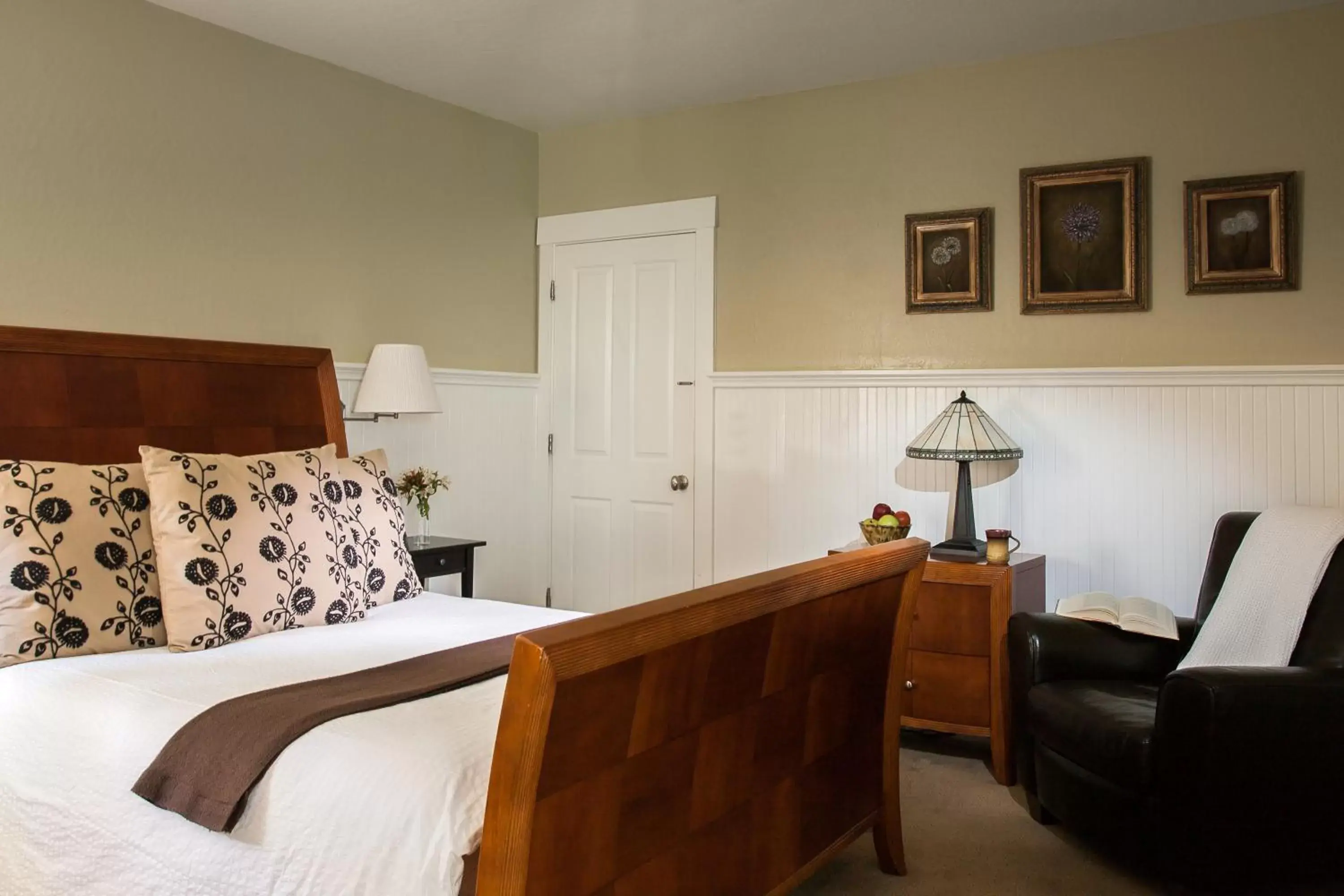 Bedroom, Seating Area in Craftsman Inn