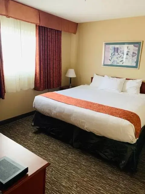 Bed in Anchor Inn and Suites