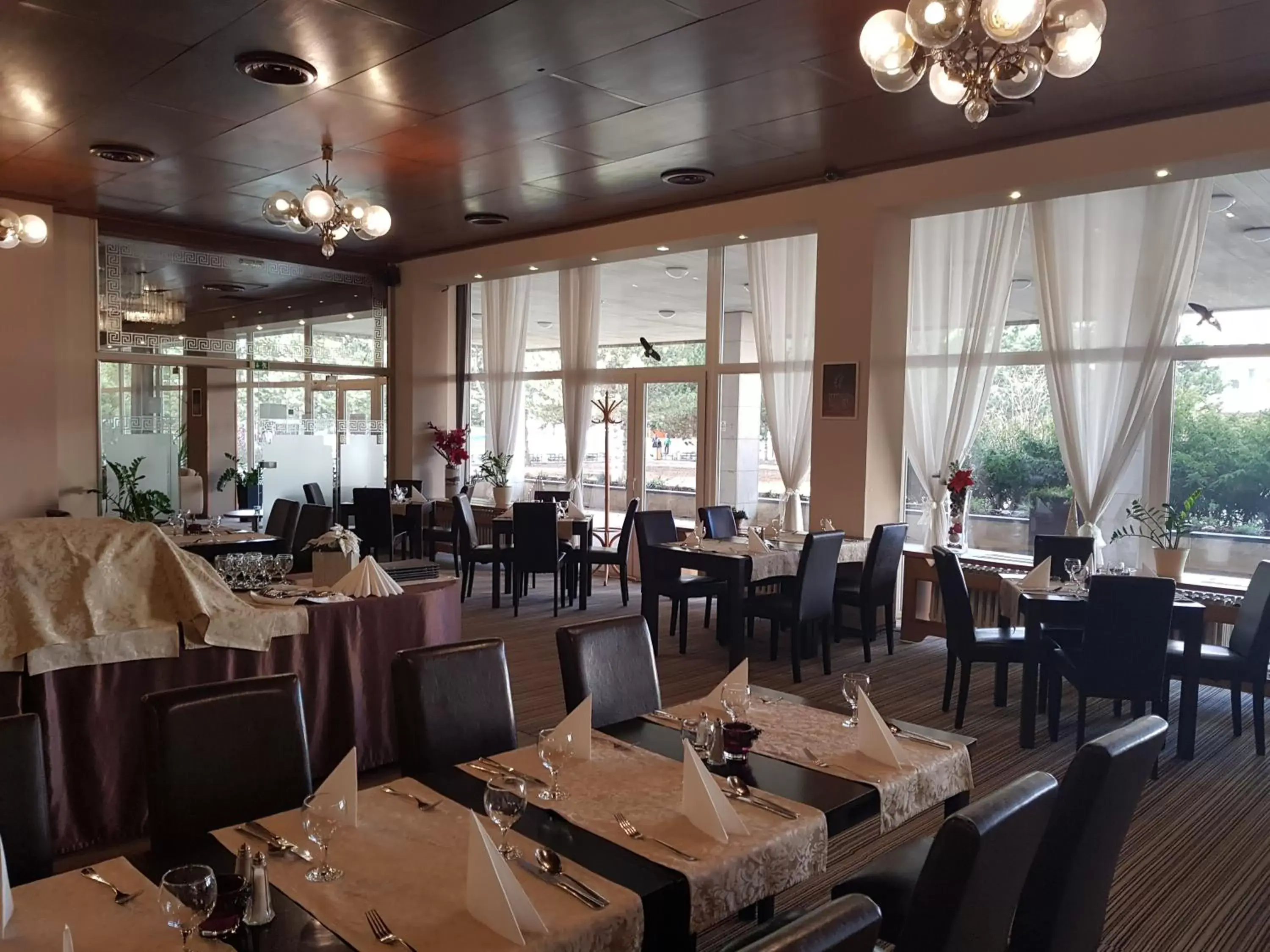 Restaurant/Places to Eat in Hotel Cascade