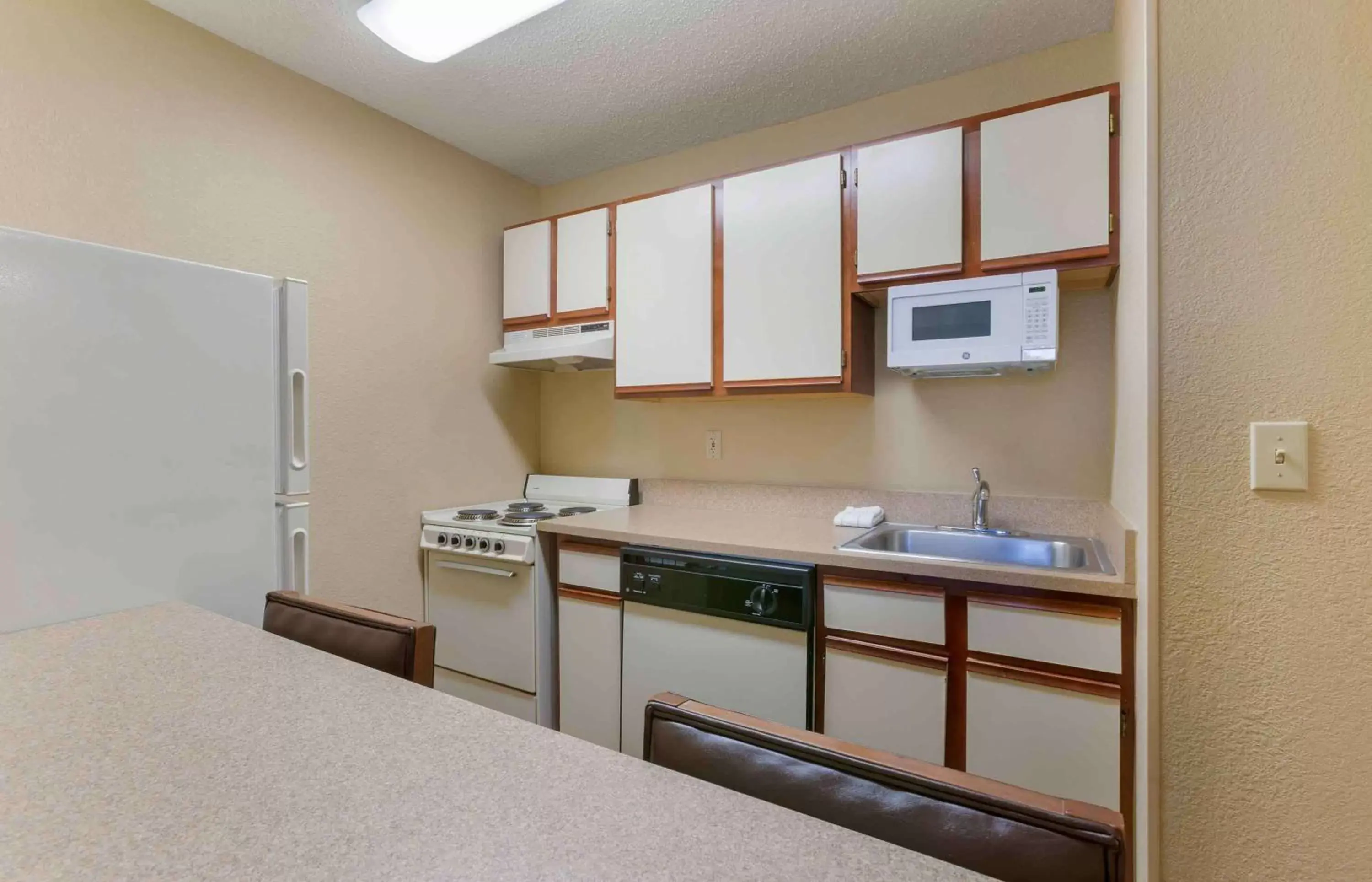 Bedroom, Kitchen/Kitchenette in Extended Stay America Suites - Toledo - Maumee