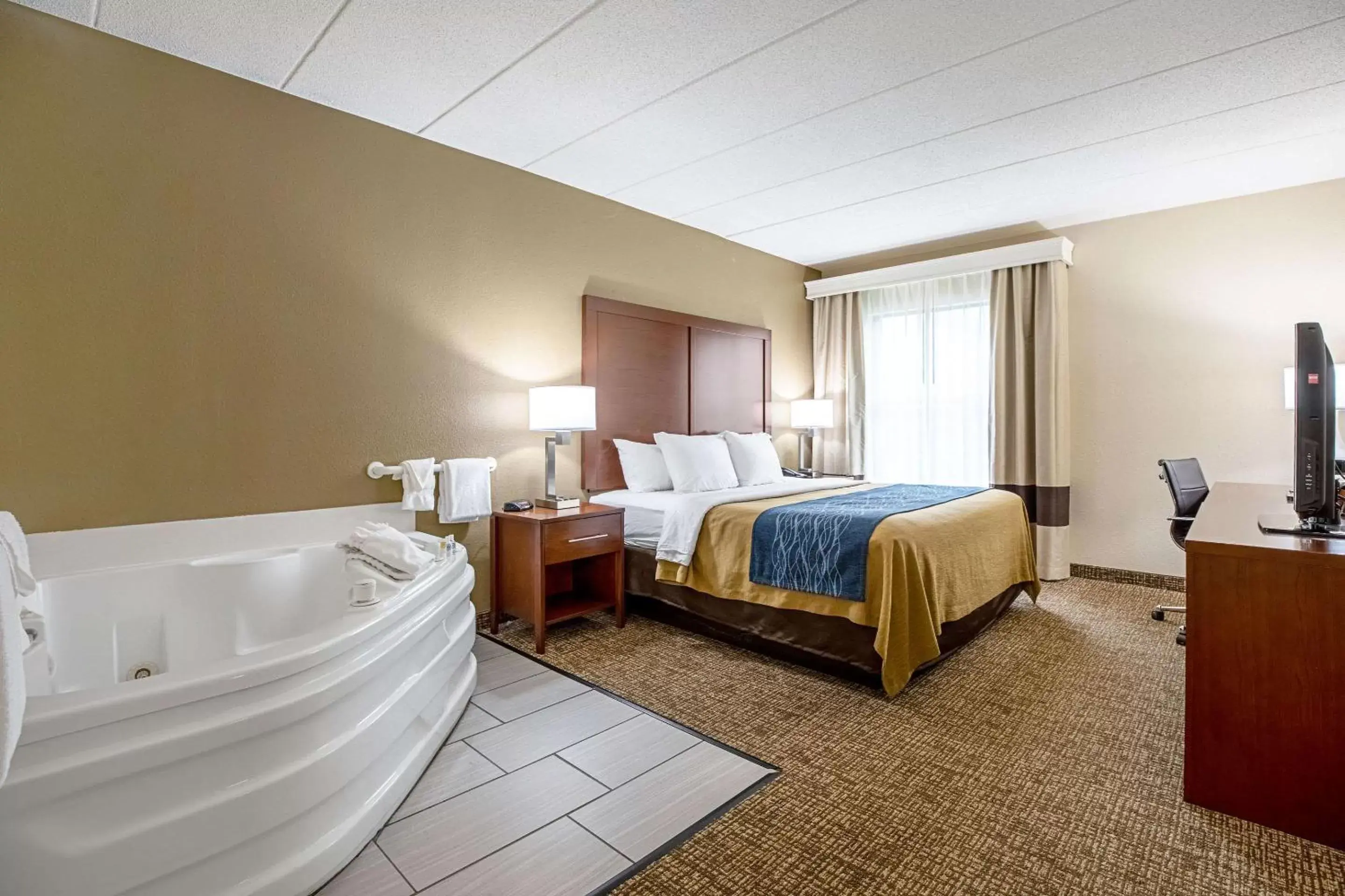 Photo of the whole room, Bed in Comfort Inn Indianapolis North - Carmel