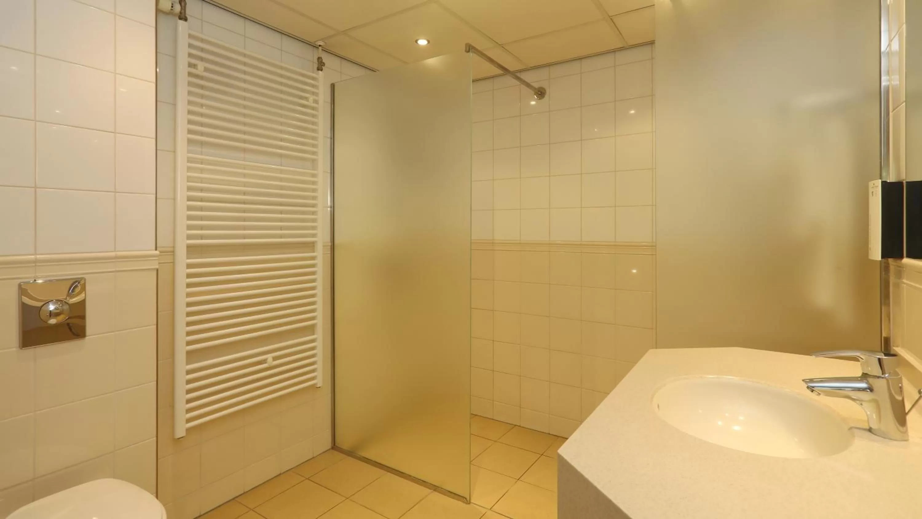 Bathroom in Golden Tulip Zoetermeer - Den Haag