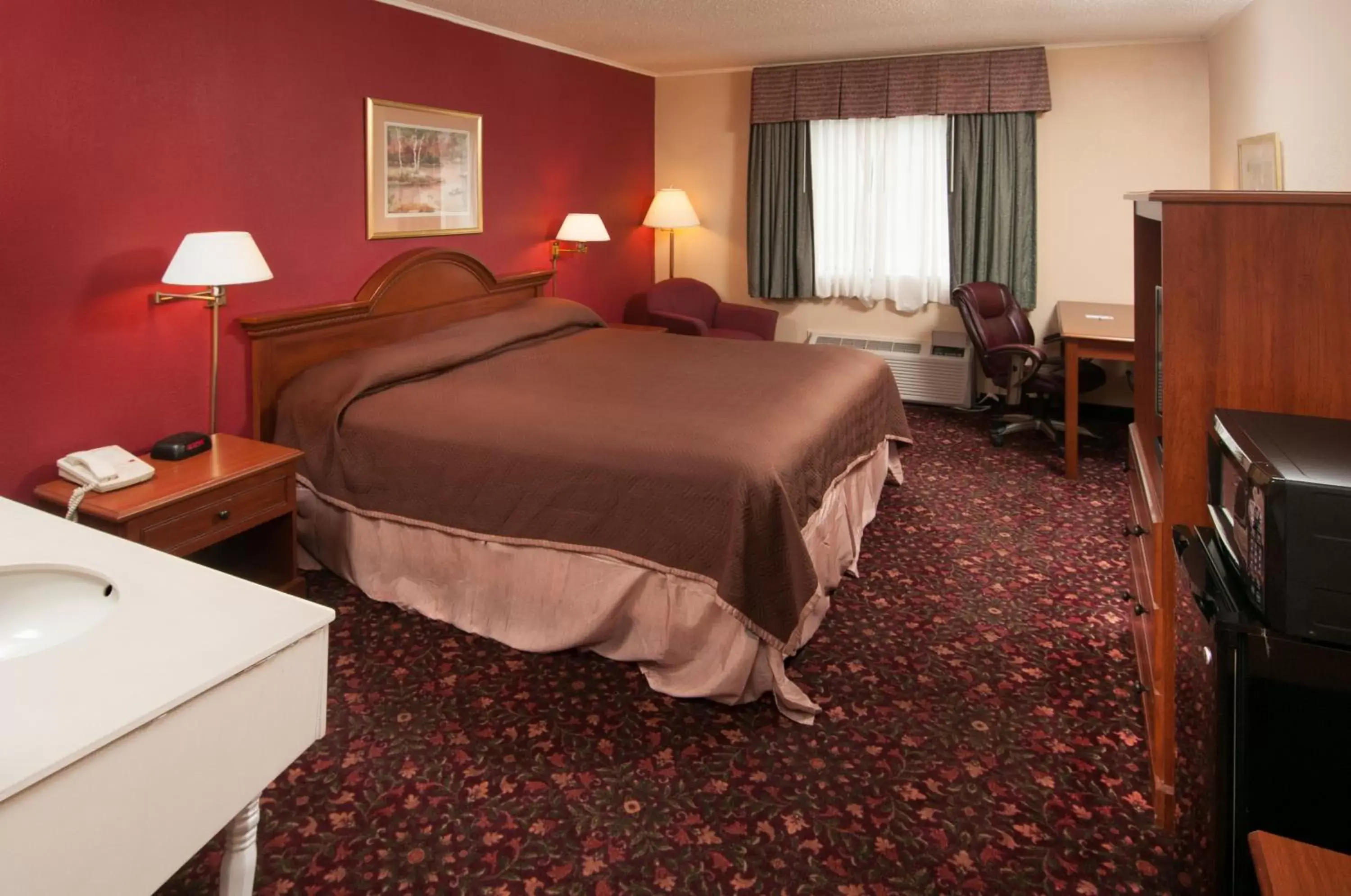 Deluxe King Room - Non-Smoking in Travelodge by Wyndham Beckley