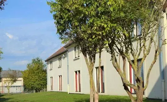 Garden, Property Building in Kyriad Chantilly Nord ST Maximin Creil