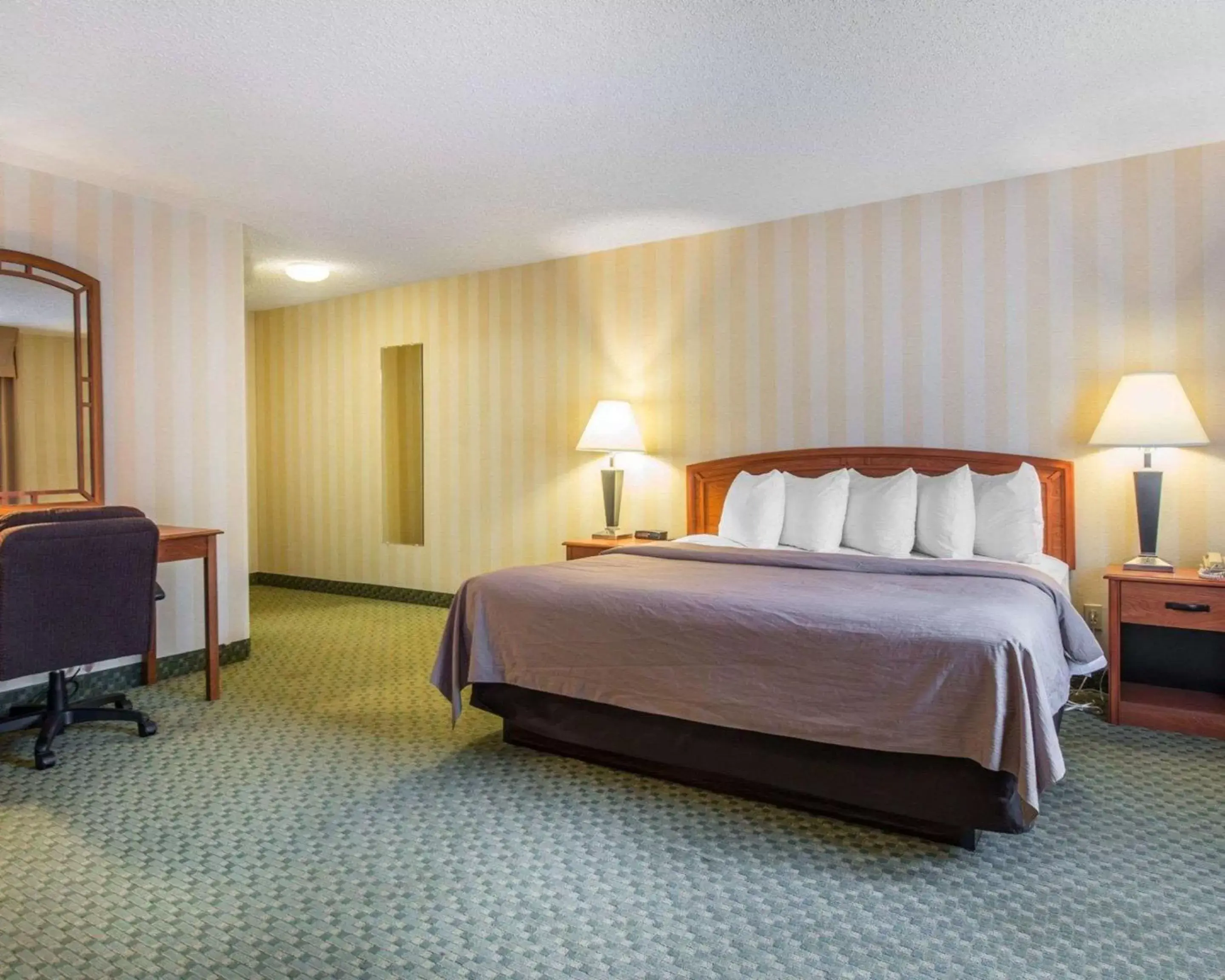 Photo of the whole room, Bed in Quality Inn Airport