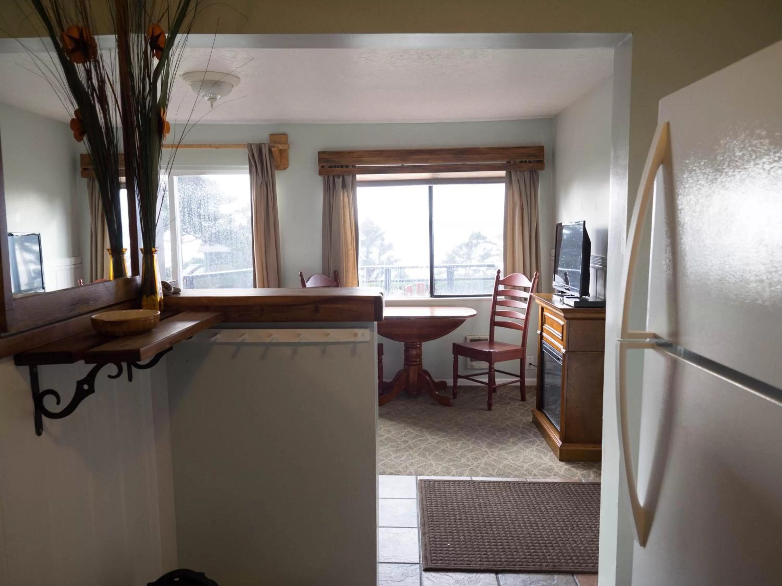 Kitchen or kitchenette in Agate Beach Motel