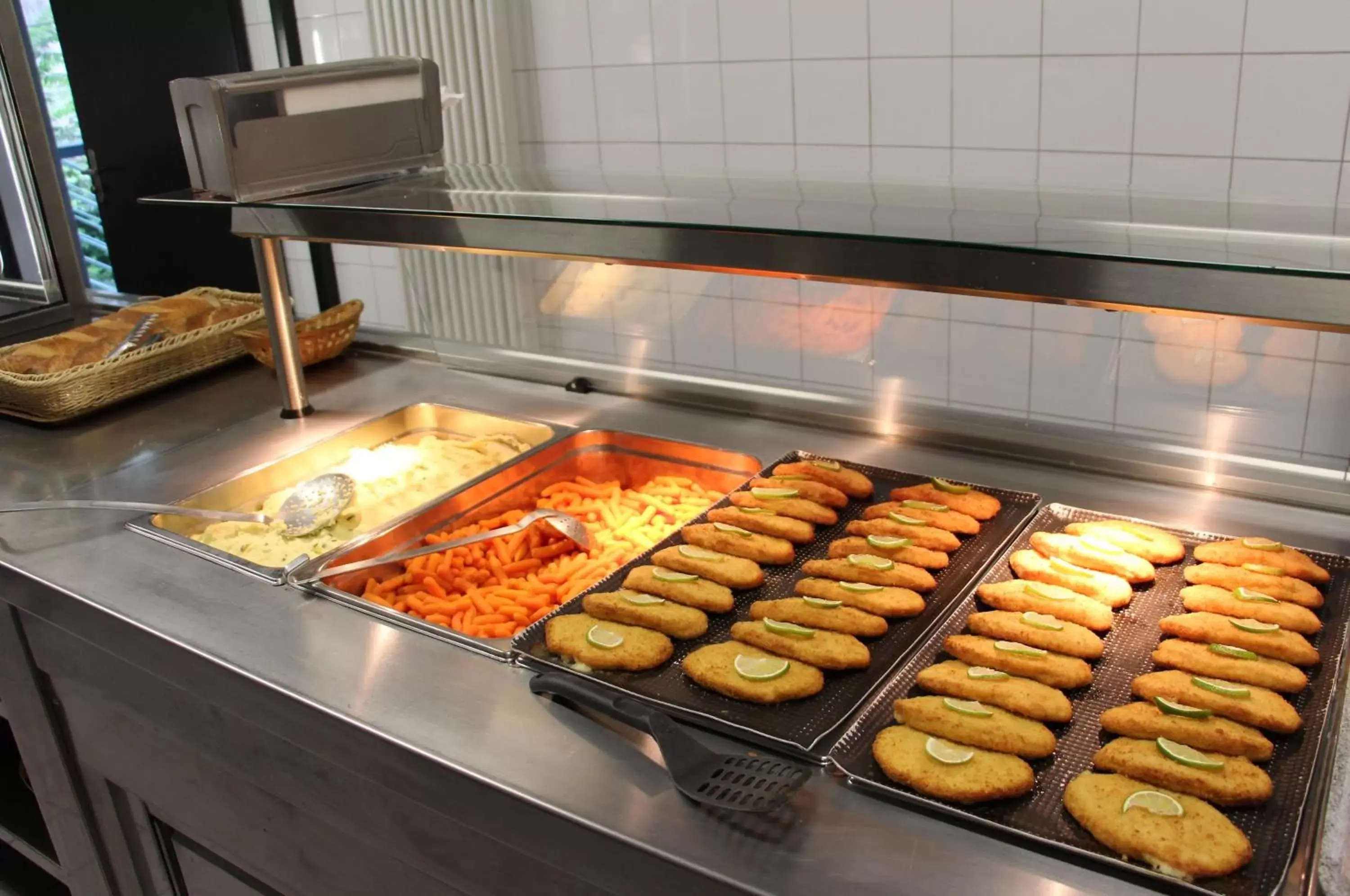 Restaurant/places to eat in Geneva Hostel Restaurant/places to eat in Geneva Hostel