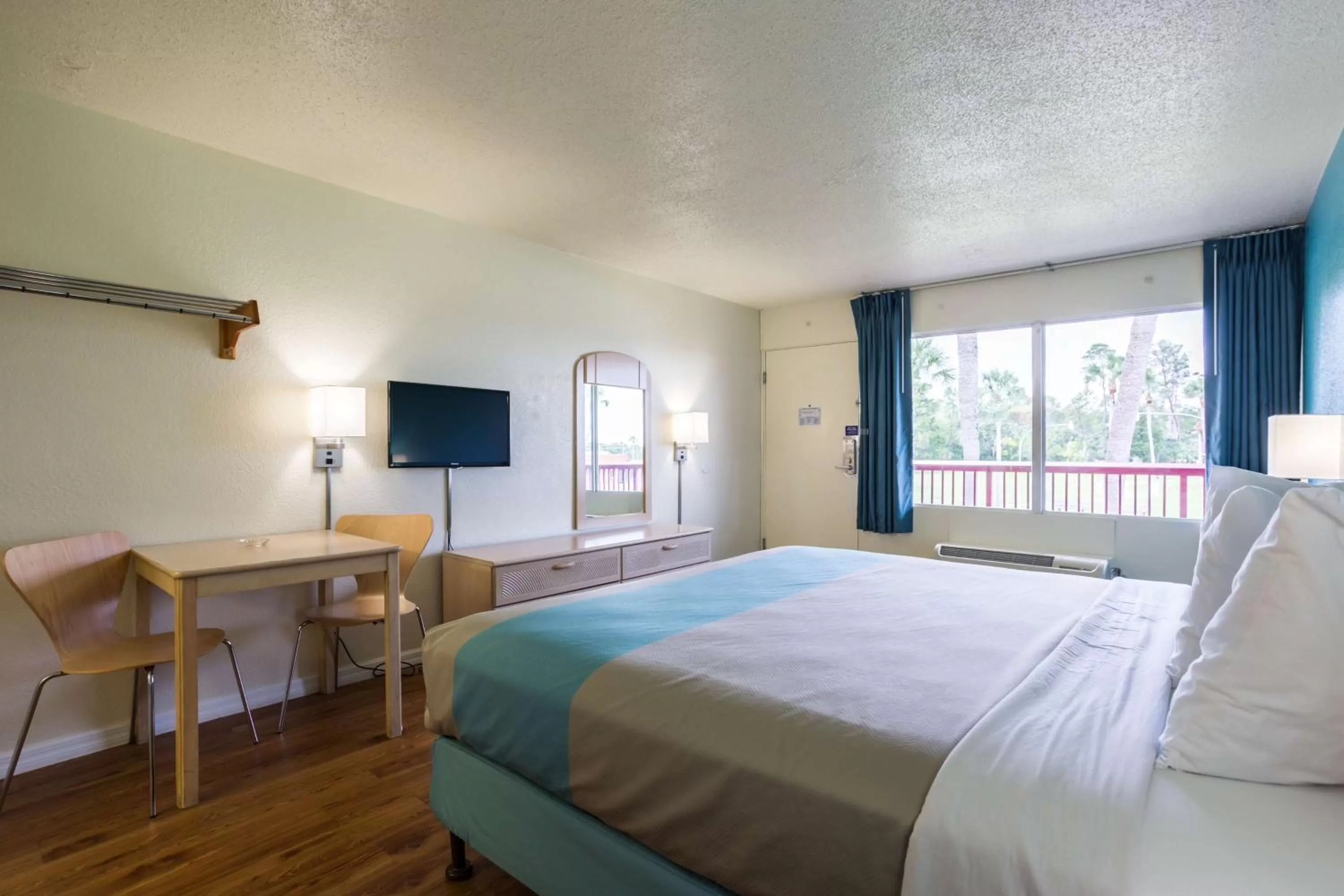Bedroom, Bed in Motel 6-Spring Hill, FL - Weeki Wachee
