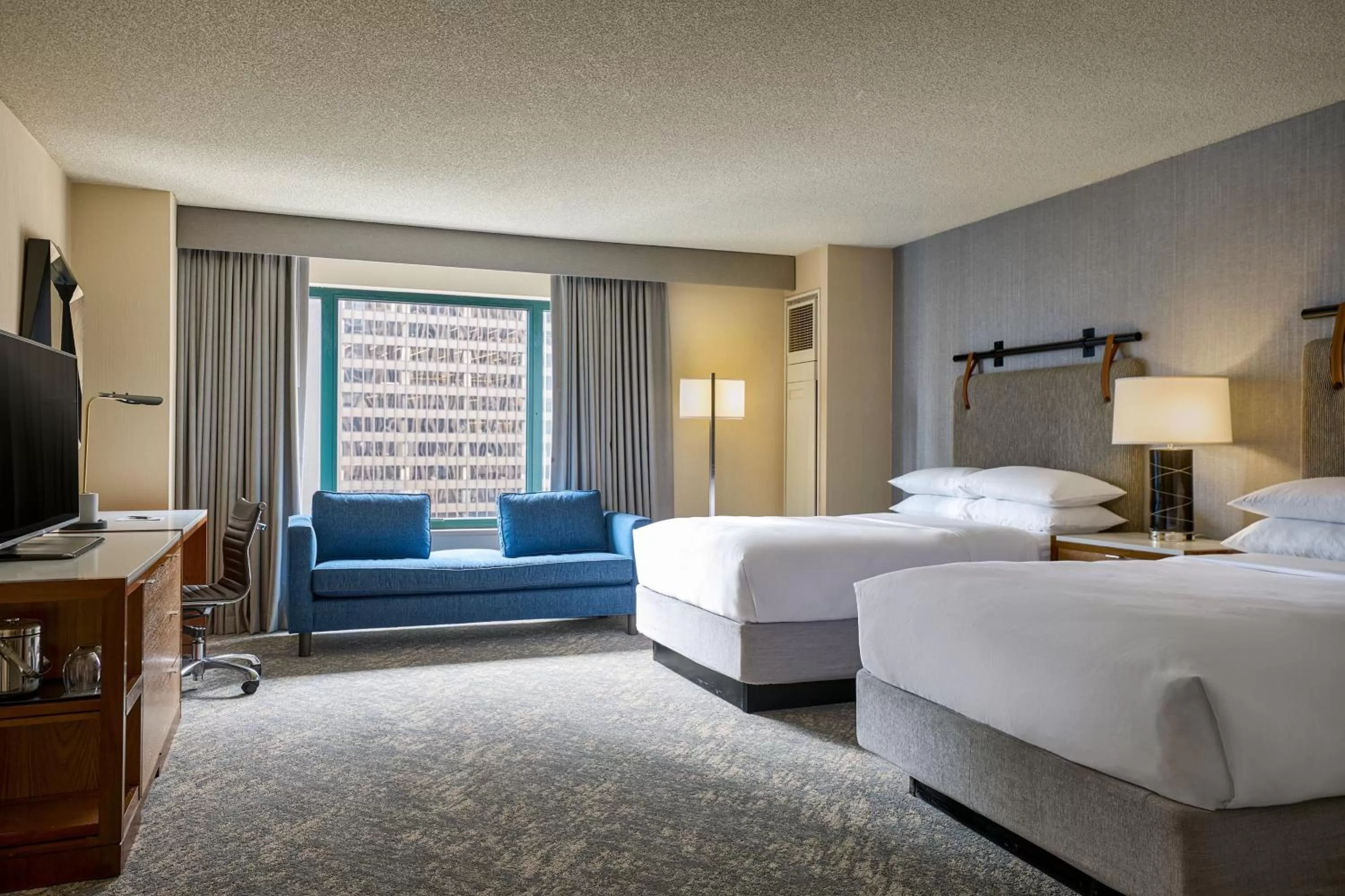 Photo of the whole room, Bed in Sheraton Grand Chicago Riverwalk