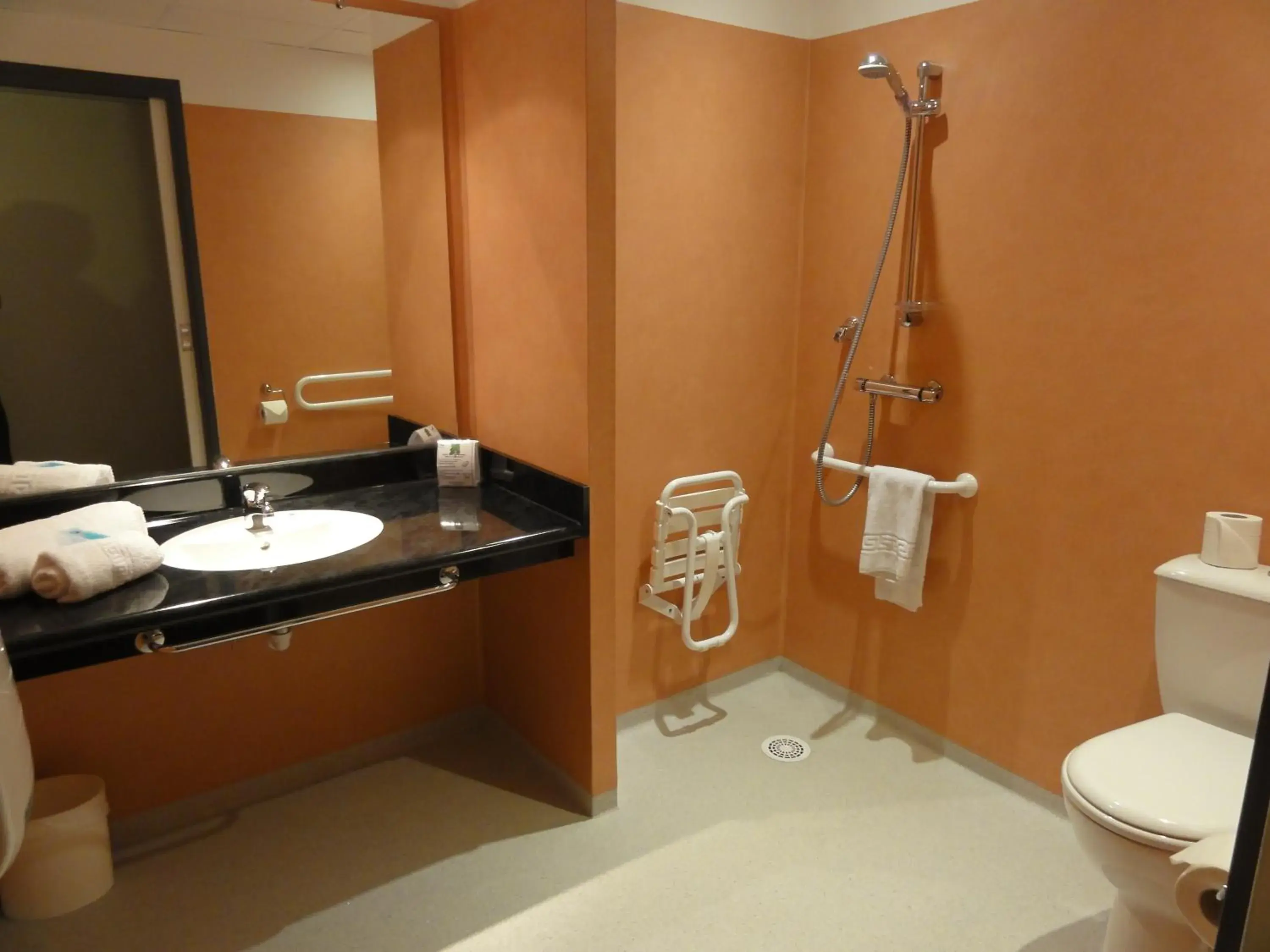 Bathroom in The Originals City, Plume Hotel, Bressuire (Inter-Hotel)