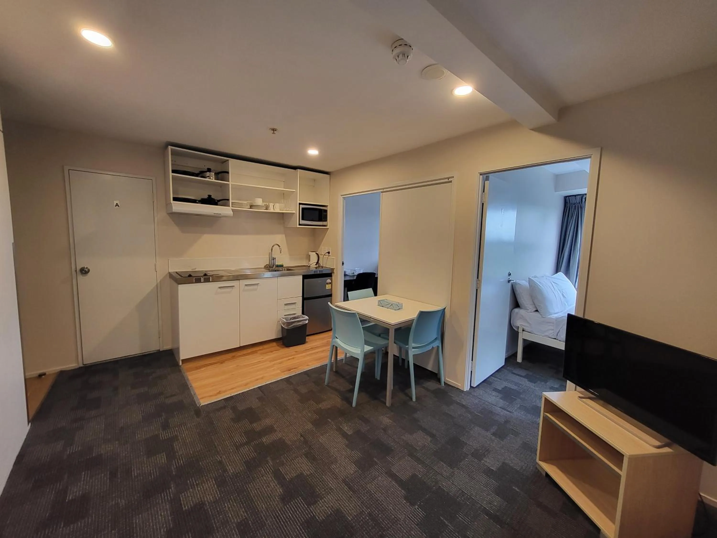 3-Bedroom Apartment with 3 Double Beds in Empire Apartments