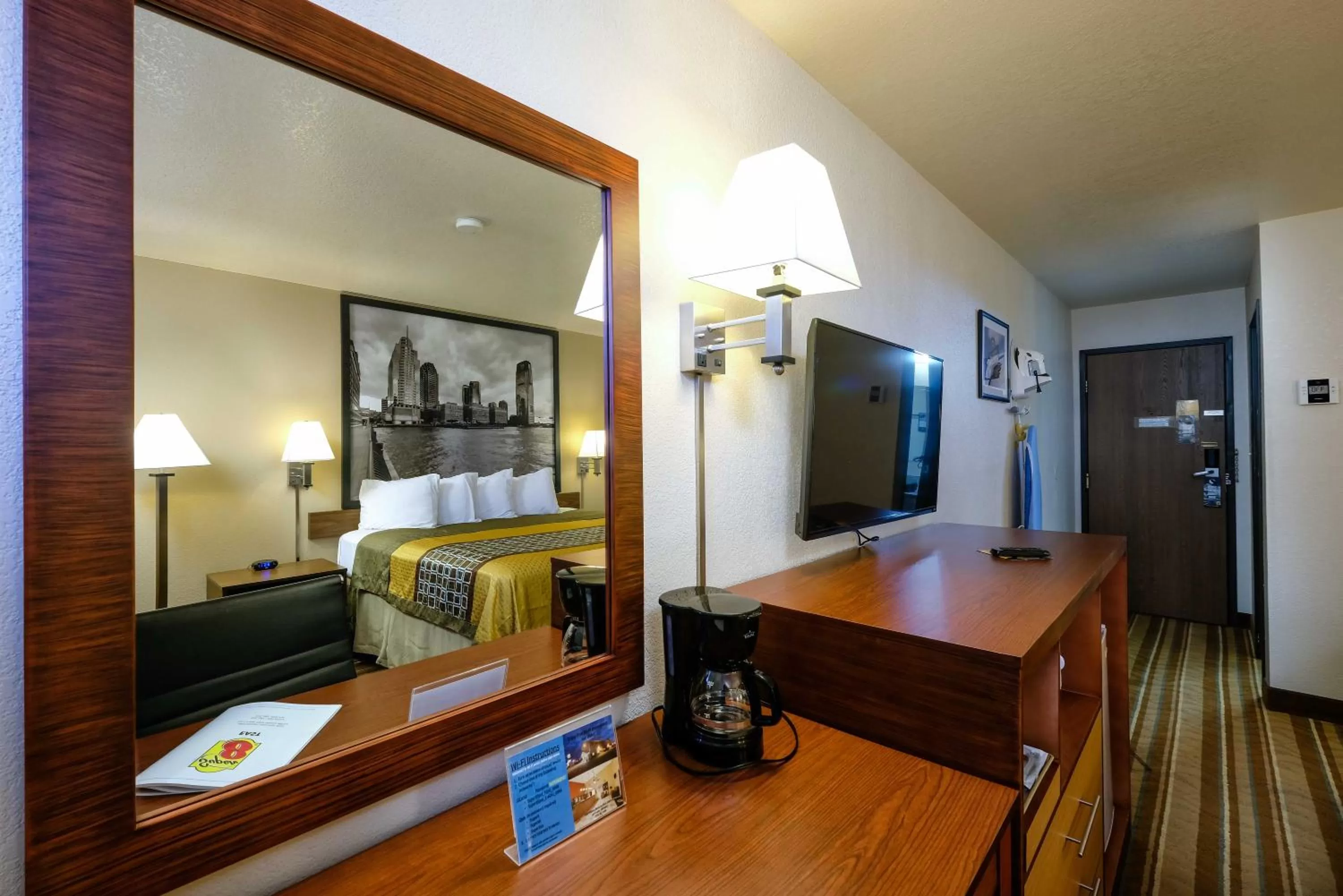 Living room in Super 8 by Wyndham Las Cruces/White Sands Area