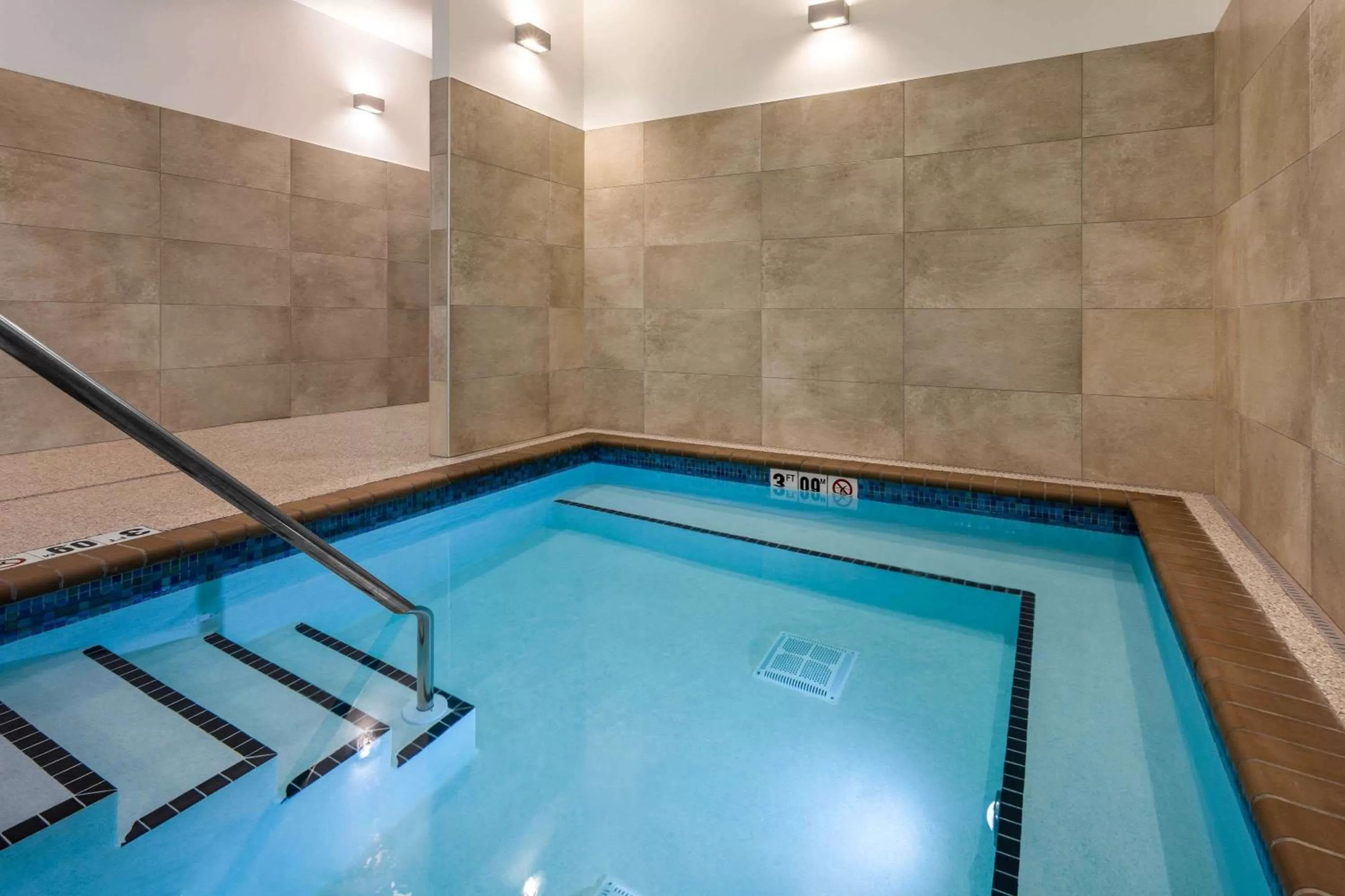 Hot Tub in Days Inn & Suites by Wyndham Duluth by the Mall