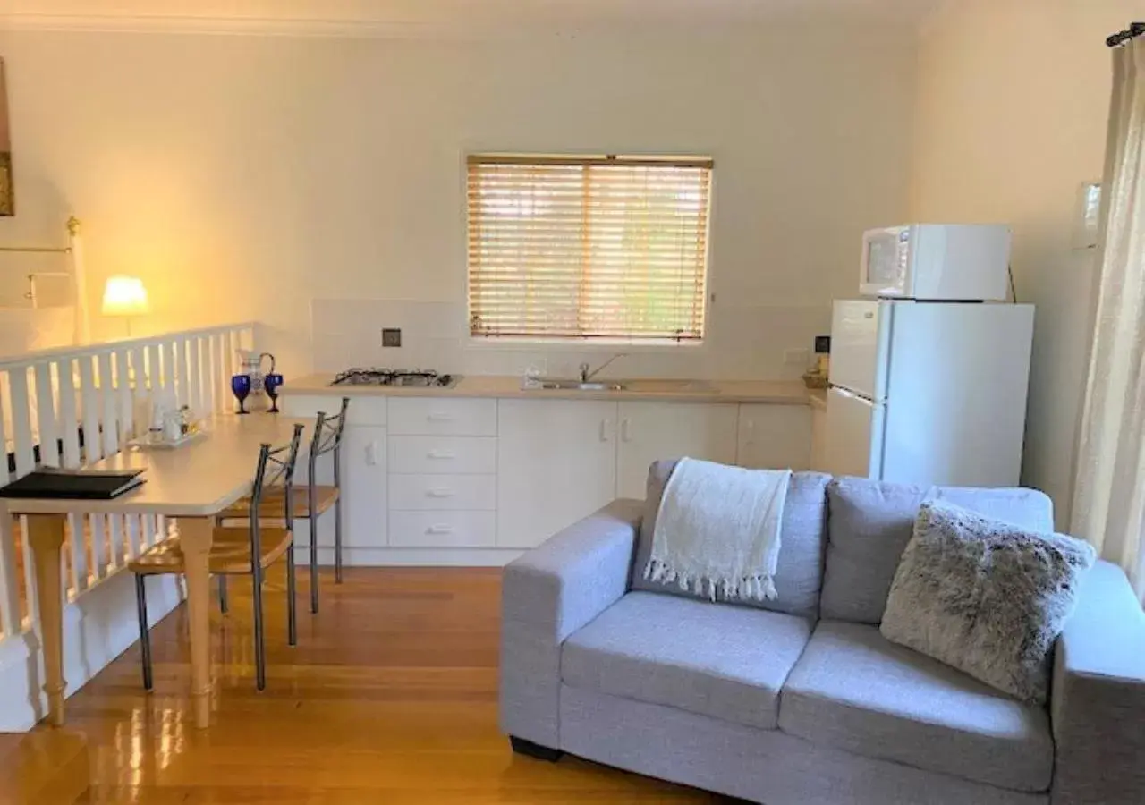 Kitchen/Kitchenette in Granite Gardens Cottages & Lake Retreat