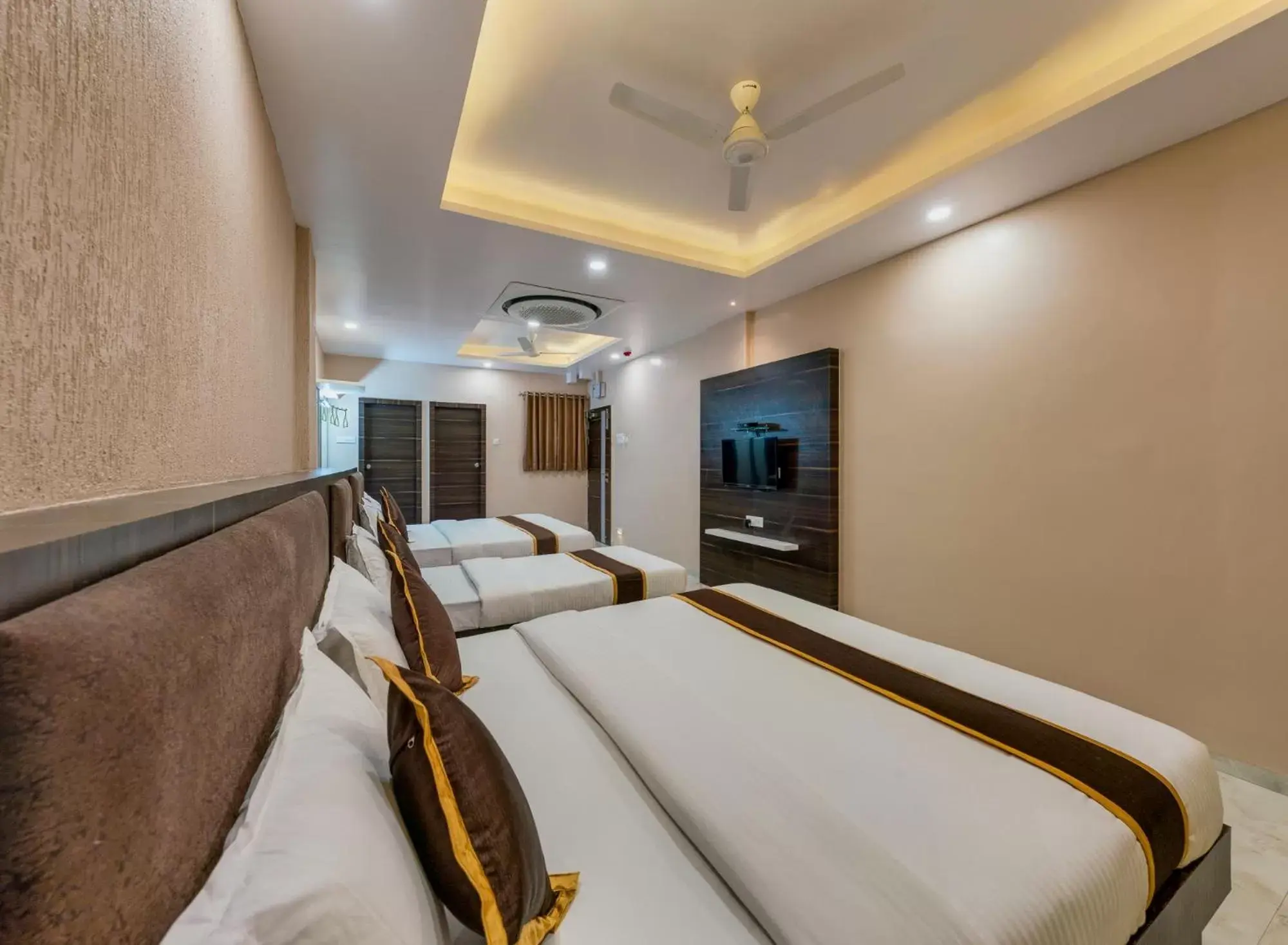 Bed in Hotel Aatithya Satkar Near Mahalaxmi Temple Bed in Hotel Aatithya Satkar Near Mahalaxmi Temple