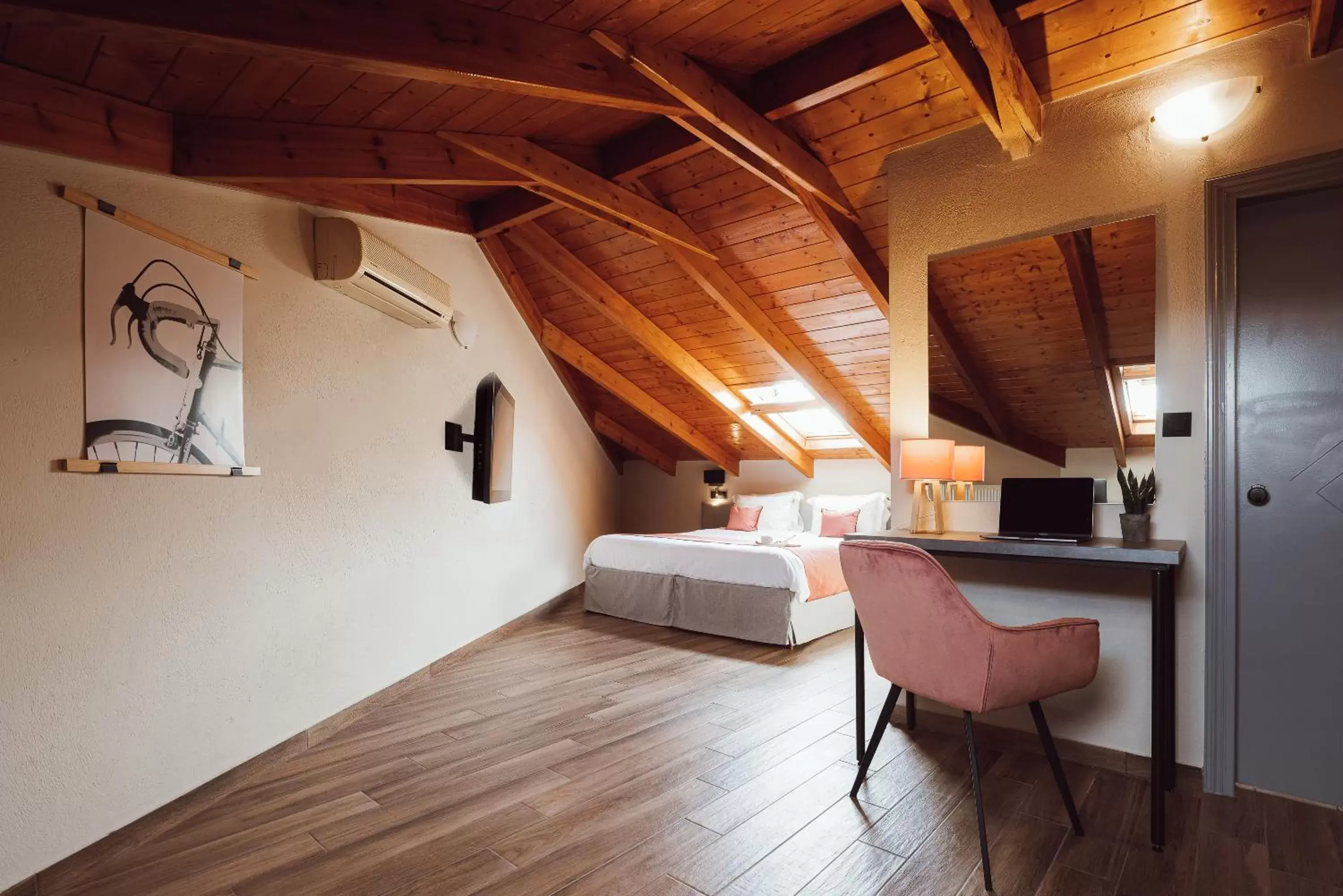 Bed, Seating Area in Akti Hotel Ioannina