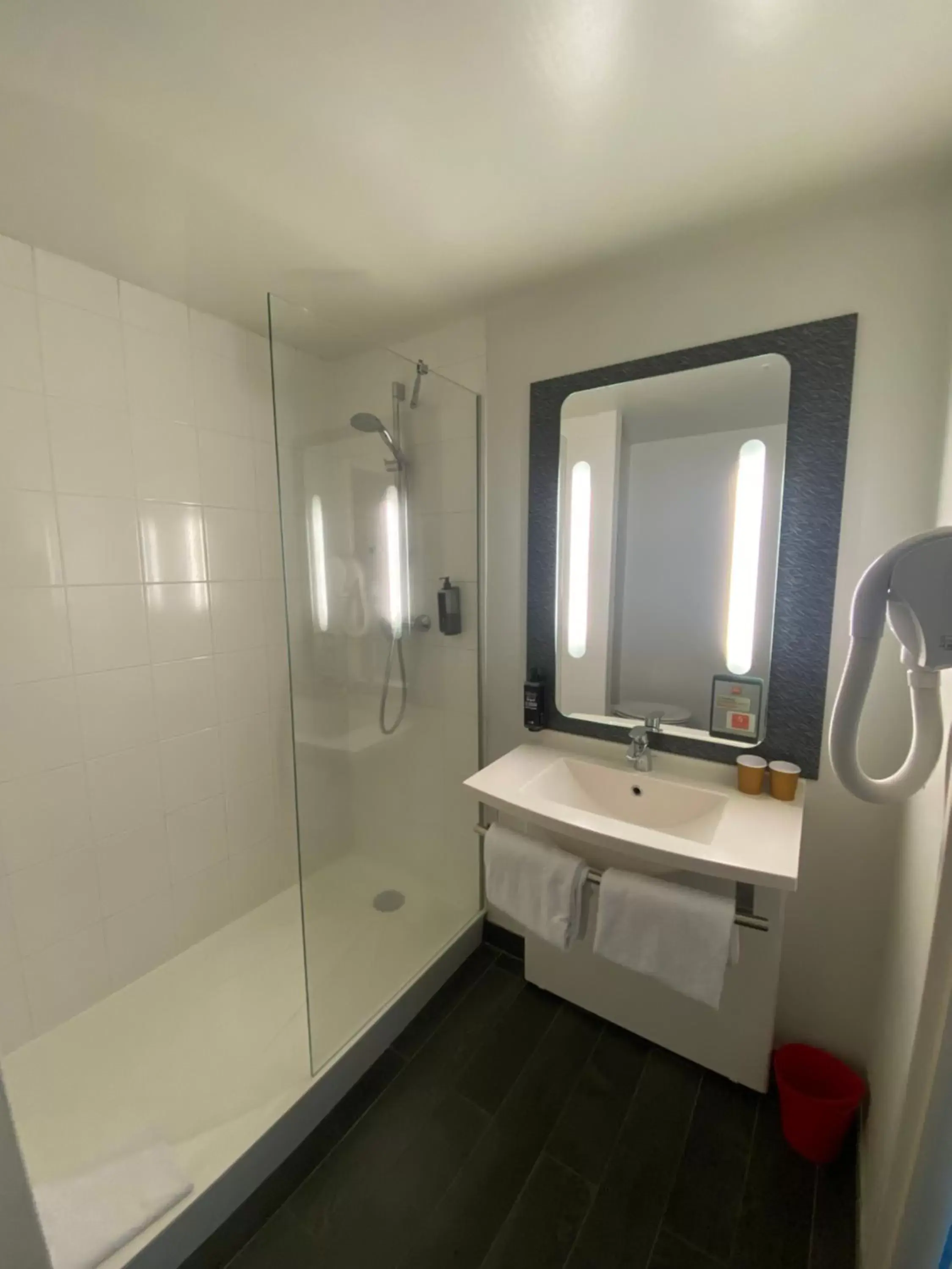 Property building, Bathroom in ibis Clermont Ferrand Nord Riom