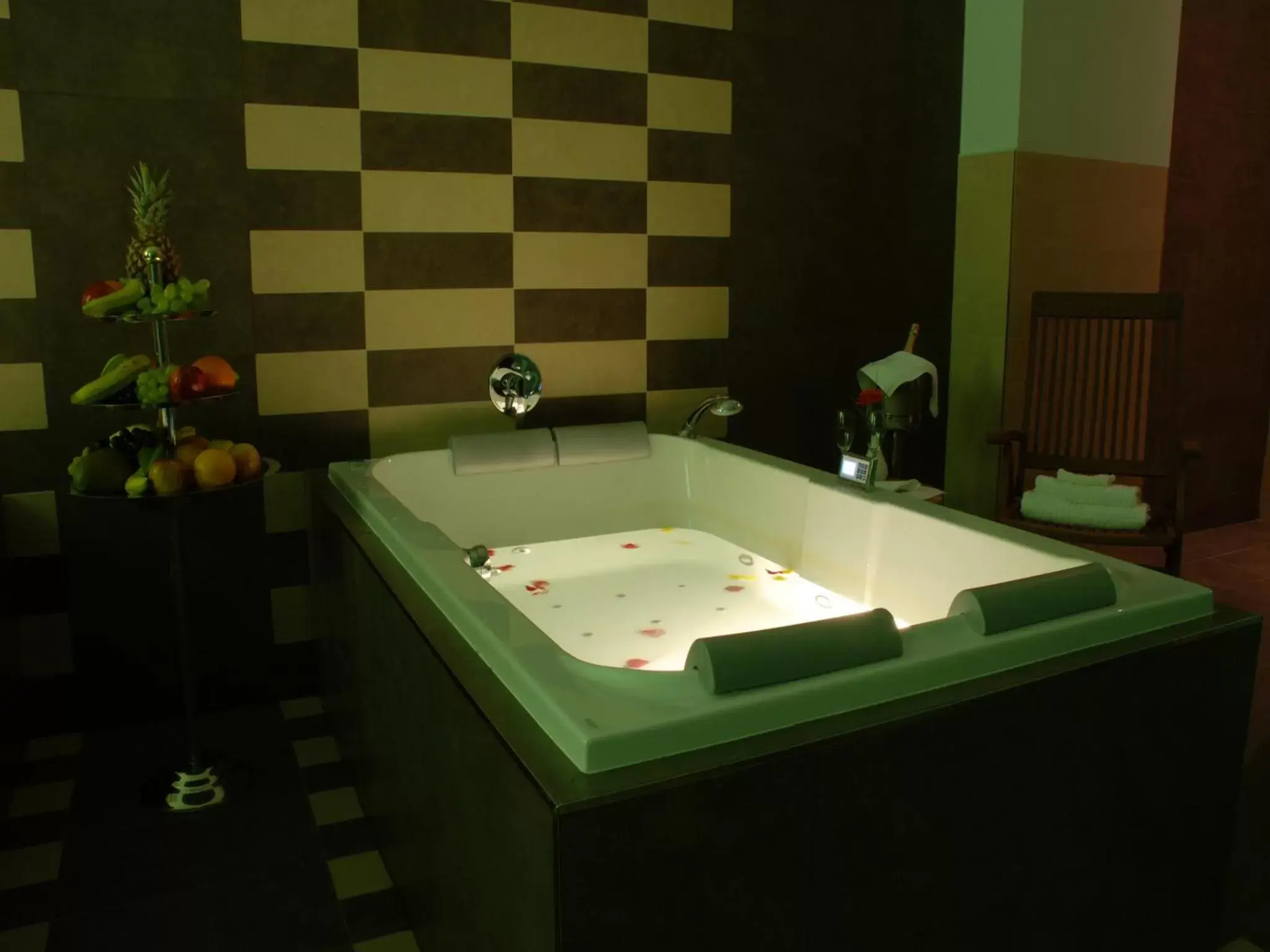 Spa and wellness centre/facilities, Bathroom in EA Hotel Downtown