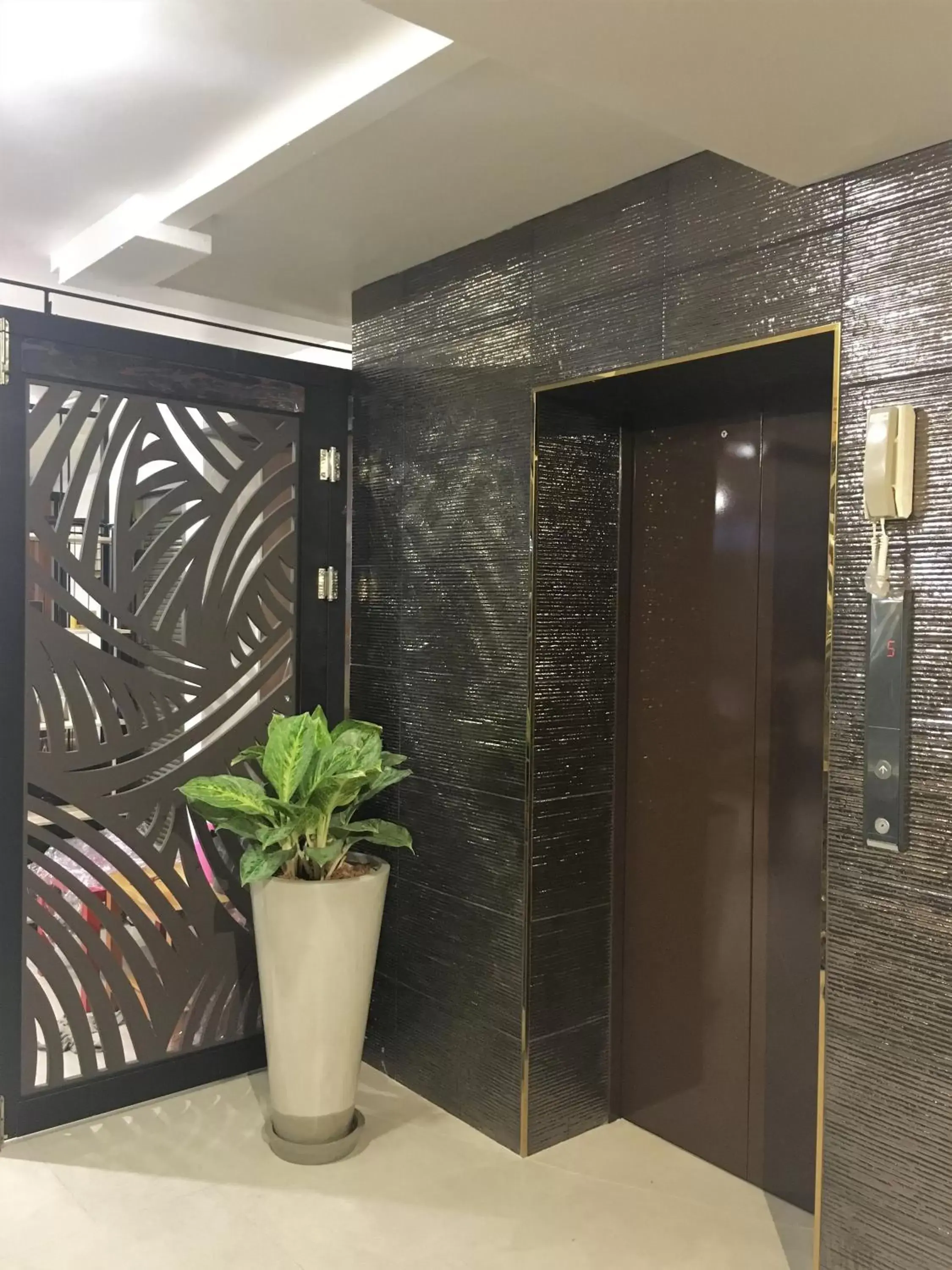 elevator, Bathroom in Bangkok Saran Poshtel