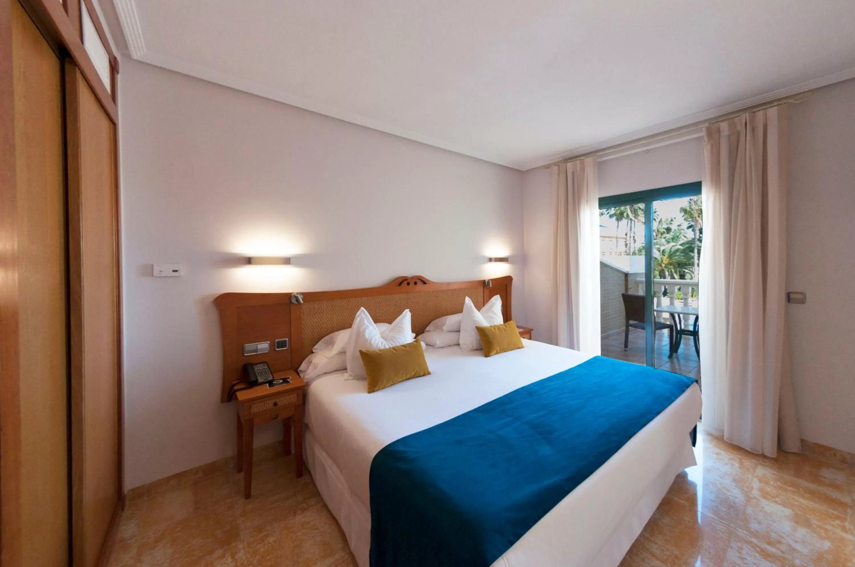 Bedroom, Bed in Hotel La Laguna Spa & Golf
