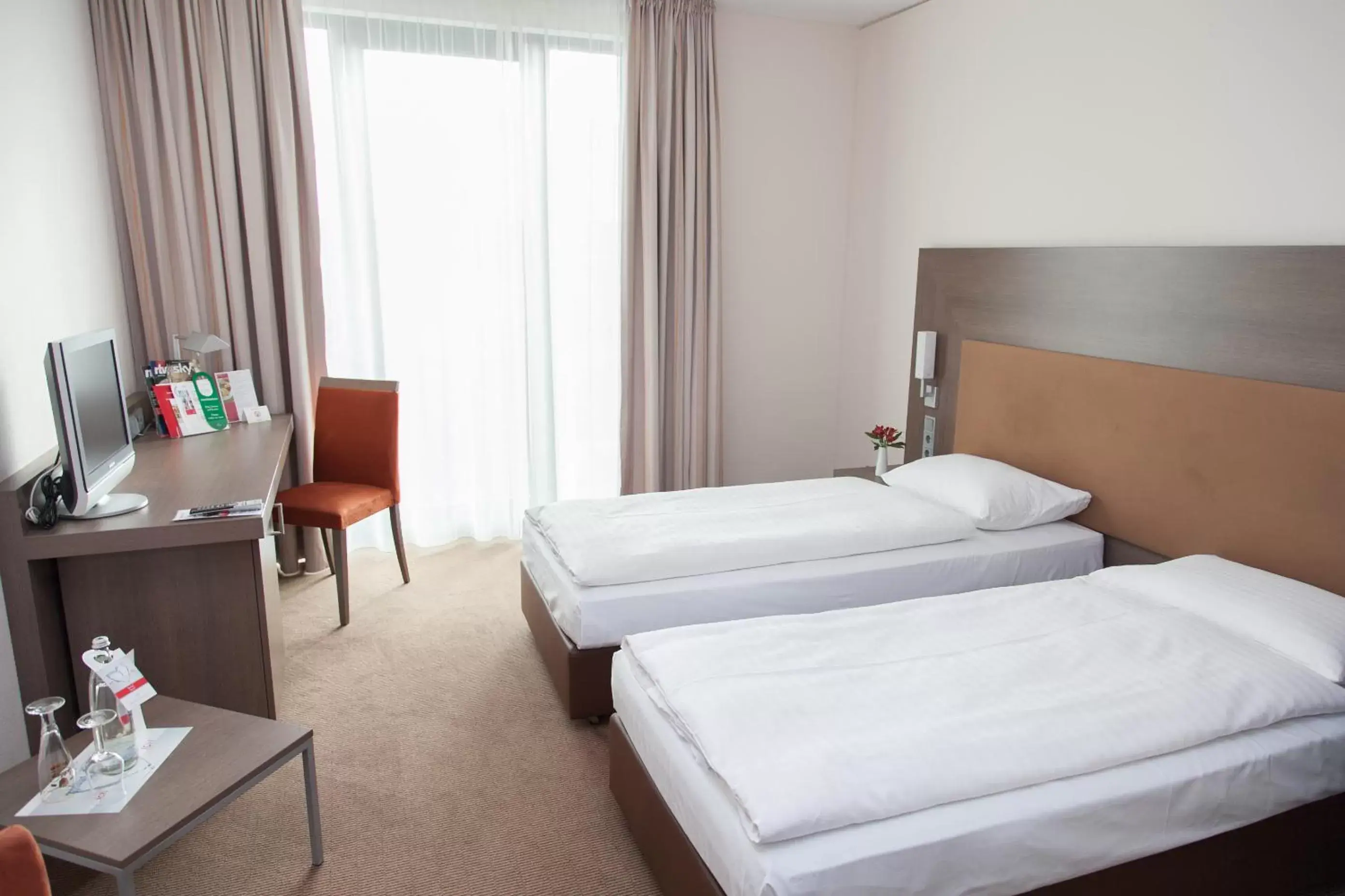 Standard Twin Room in IntercityHotel Dresden