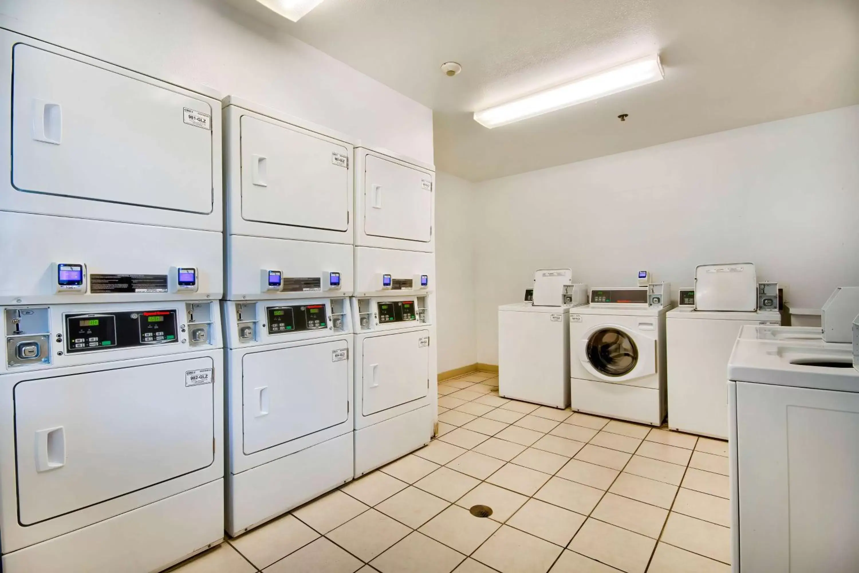 laundry, Kitchen/Kitchenette in Studio 6-San Antonio, TX - Six Flags