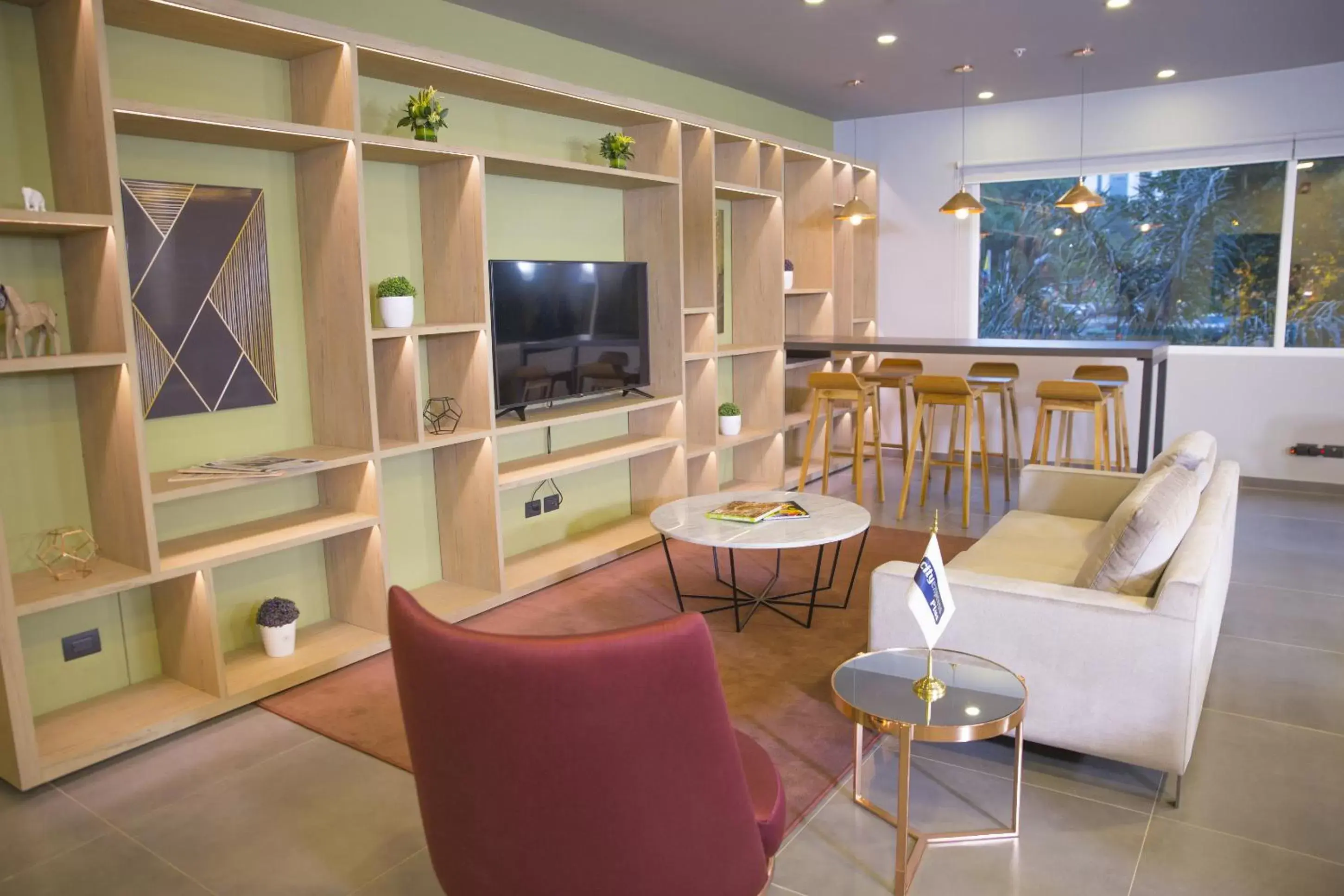 Communal lounge/ TV room, Seating Area in City Express Plus by Marriott Medellín Colombia
