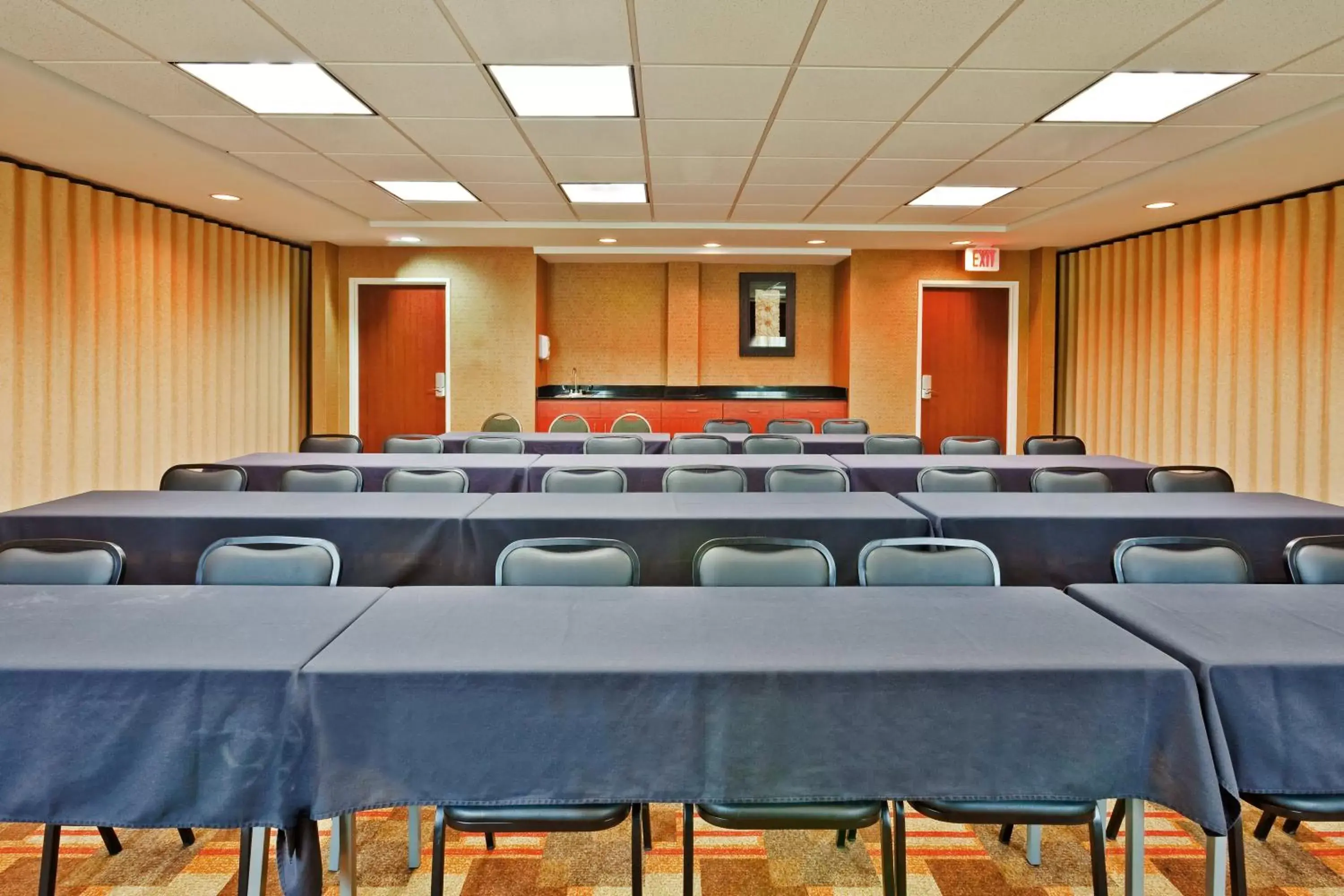 Meeting/conference room in Holiday Inn Express Hotel & Suites Memphis/Germantown, an IHG Hotel