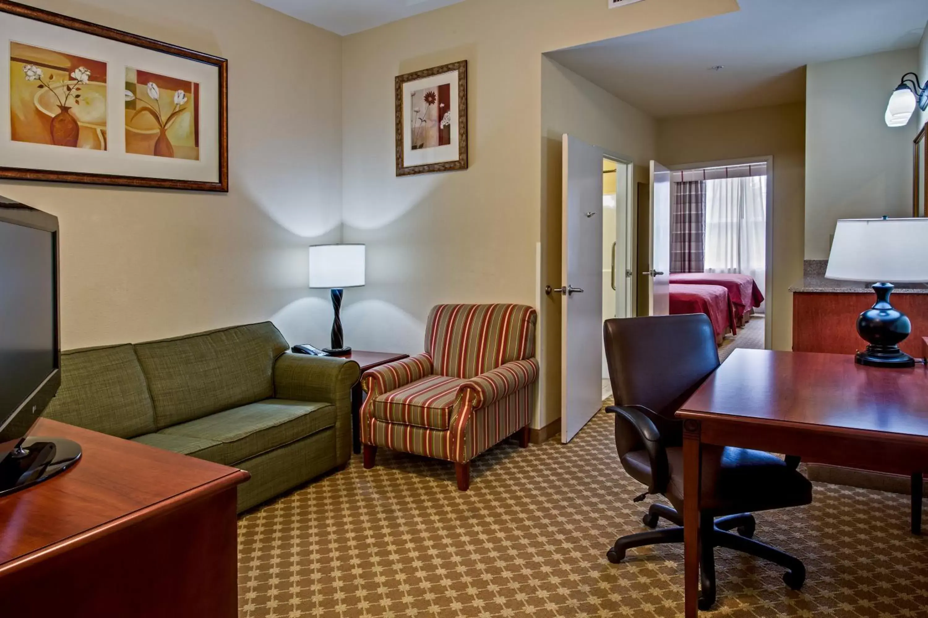 Living room, Seating Area in Country Inn & Suites by Radisson, Crestview, FL