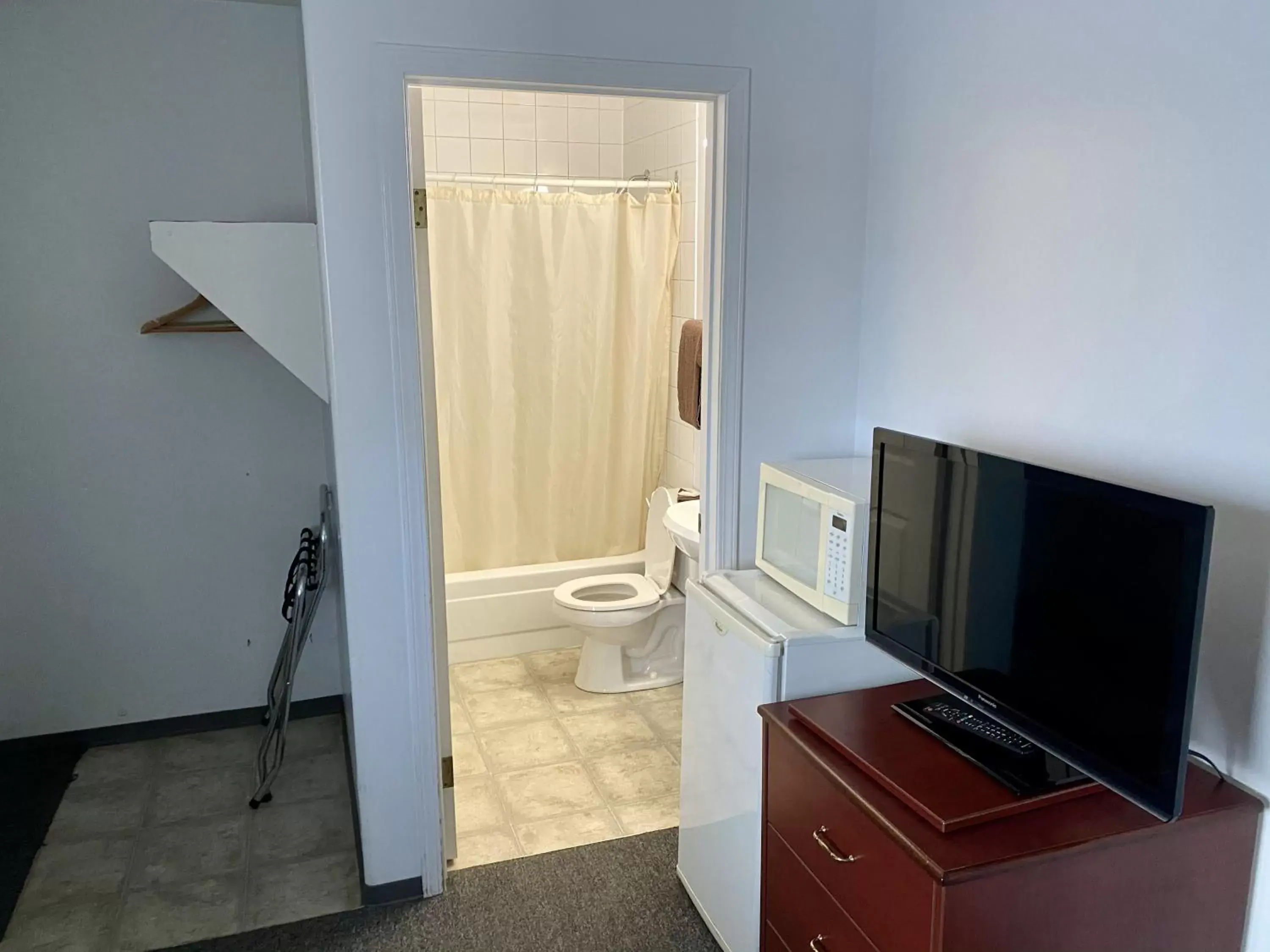 Bathroom, TV/Entertainment Center in Hitching Post Motel