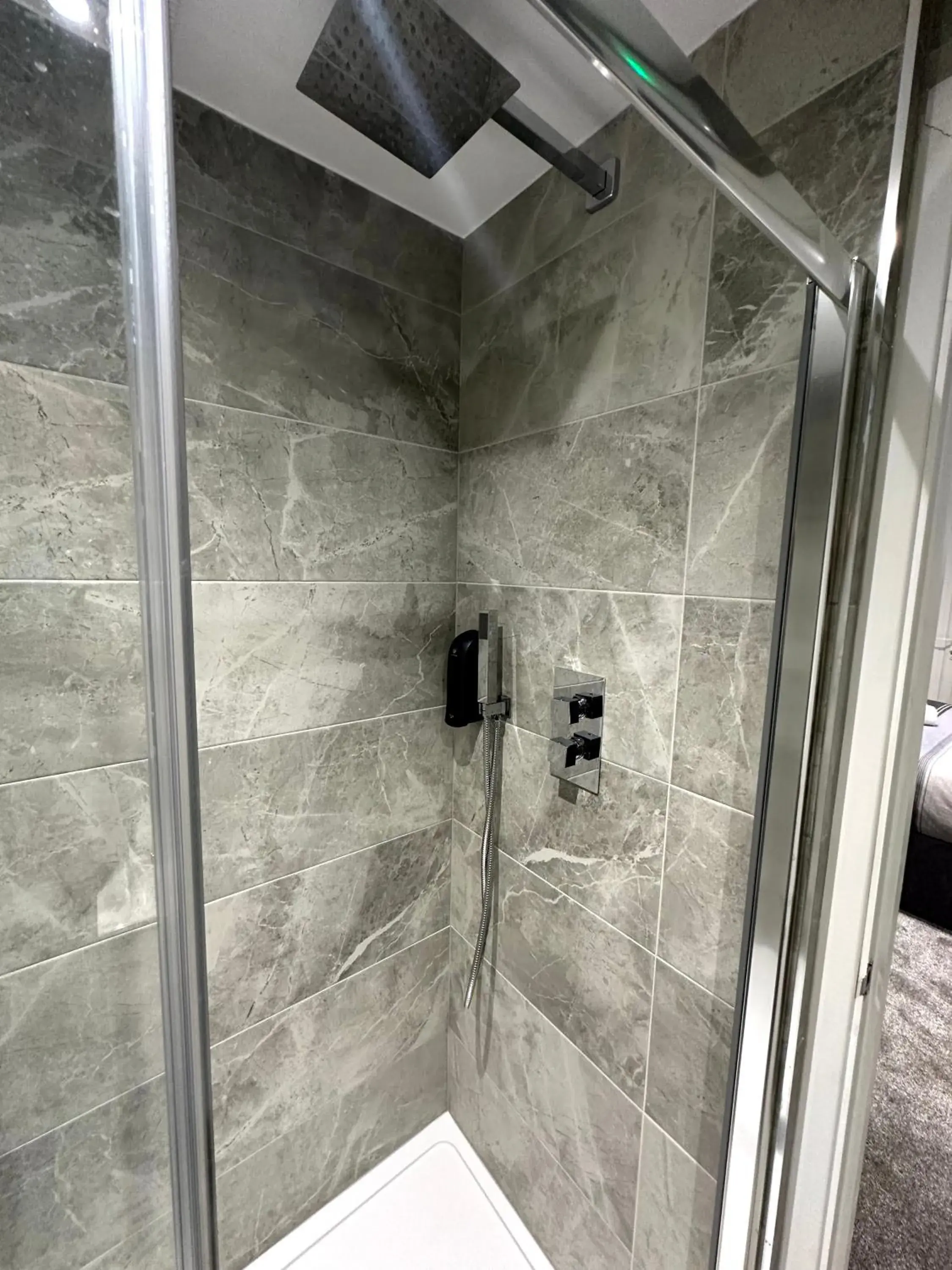 Shower, Bathroom in Gainsborough Lodge