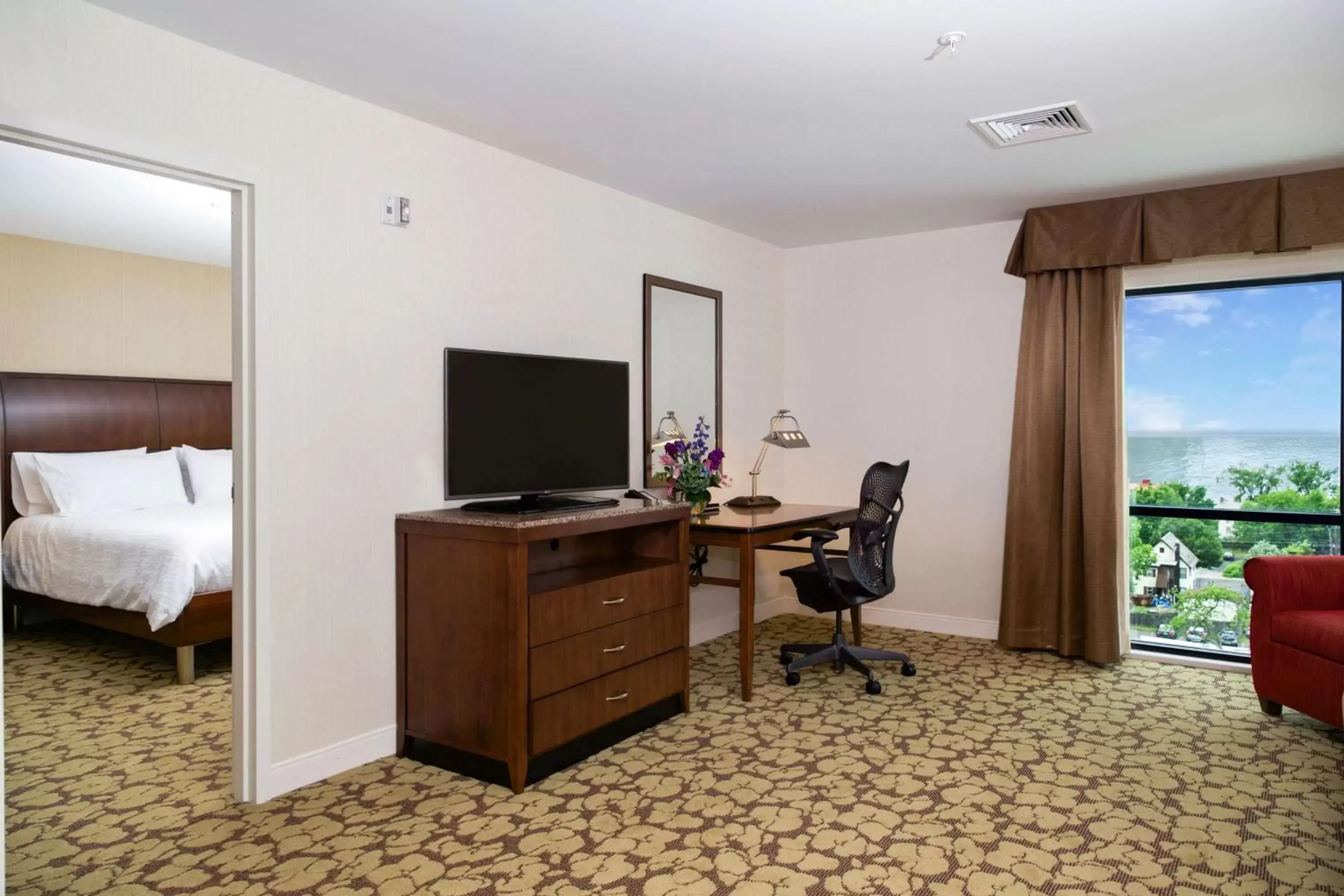 Living room, TV/Entertainment Center in Hilton Garden Inn Burlington Downtown