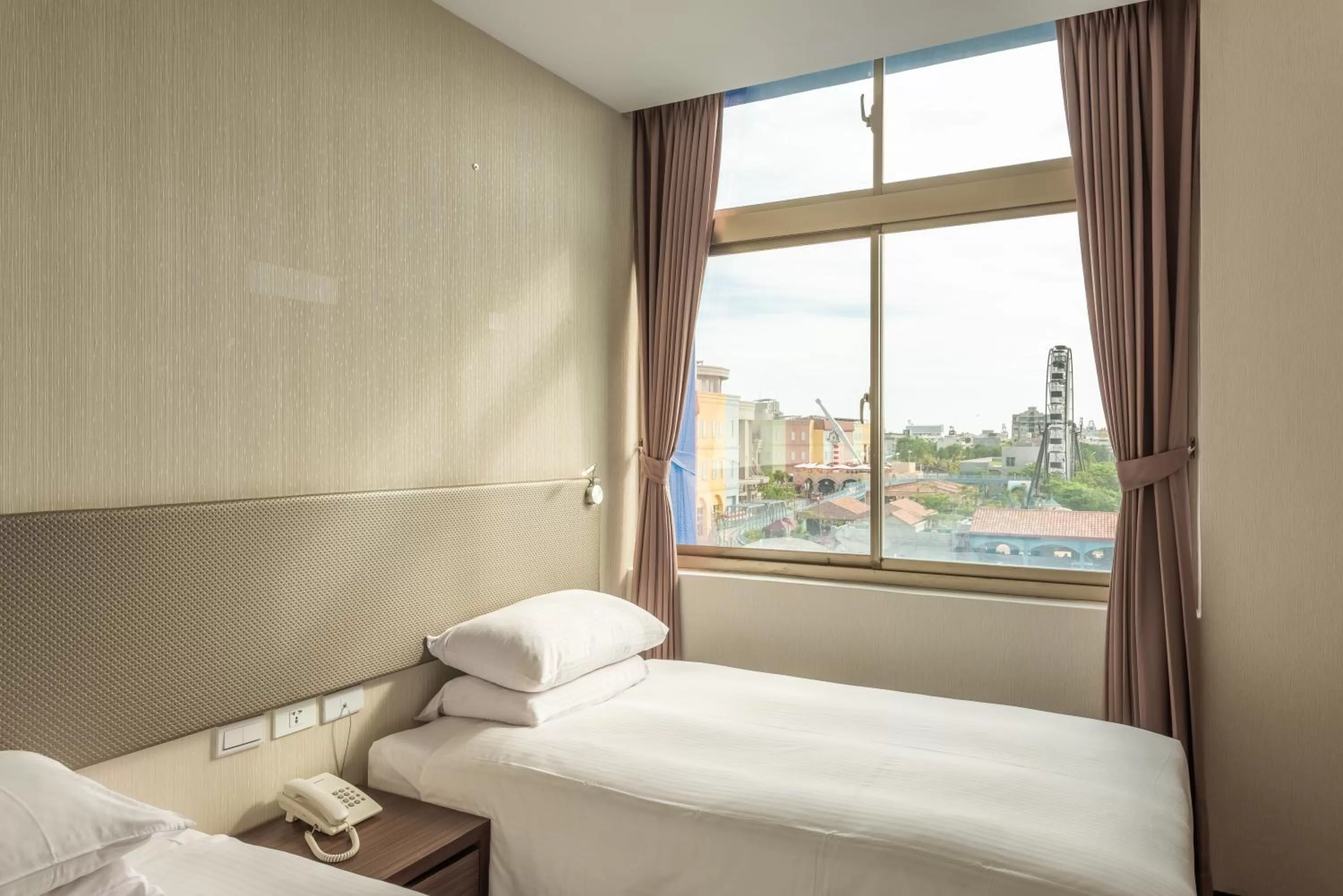 Standard Twin Room in Holiday Garden Hotel SKM Park