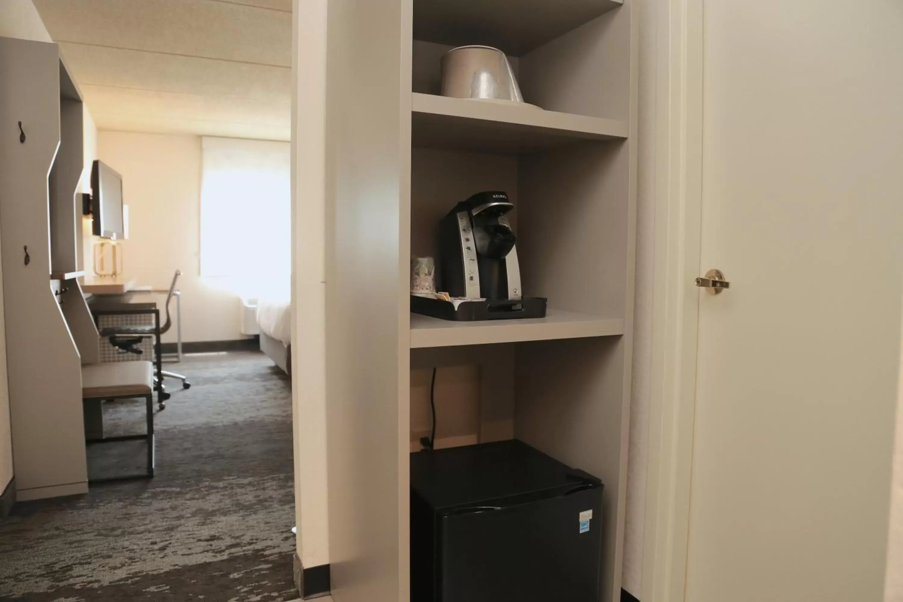 Photo of the whole room, TV/Entertainment Center in Holiday Inn Salem, an IHG Hotel