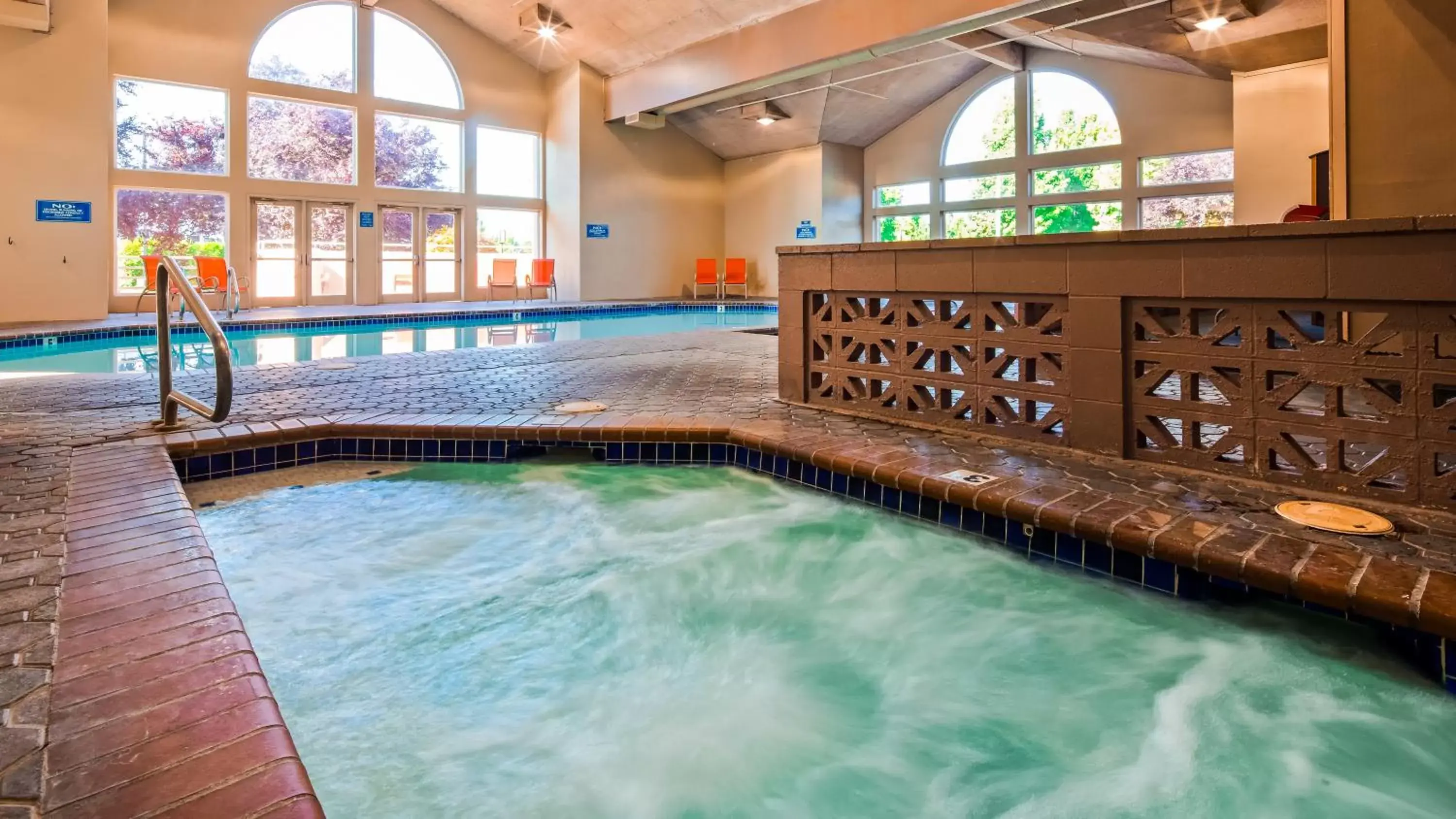 Hot Tub, Swimming Pool in Best Western Plus Mill Creek Inn
