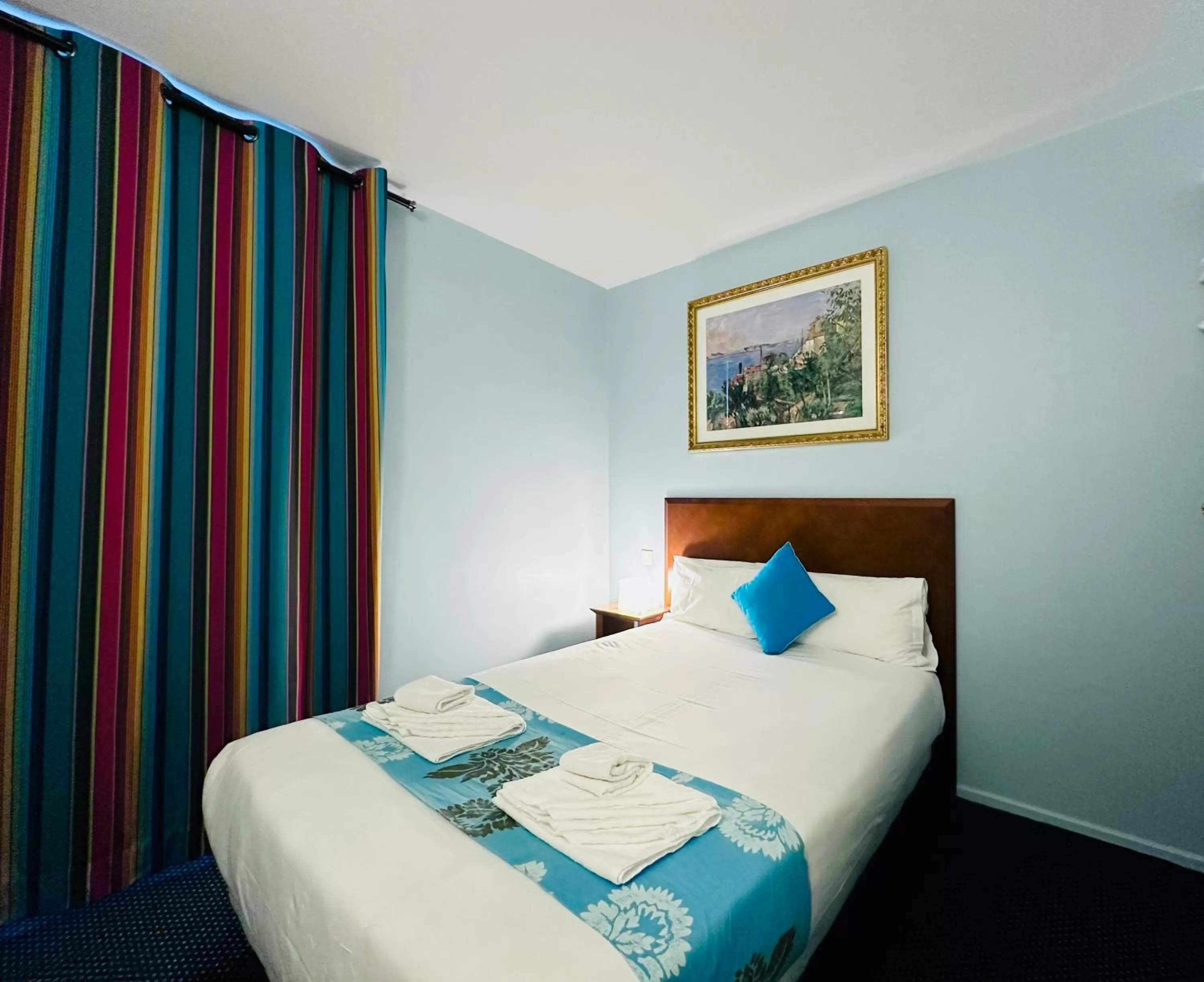 Bed in Hotel Bellevue Montmartre