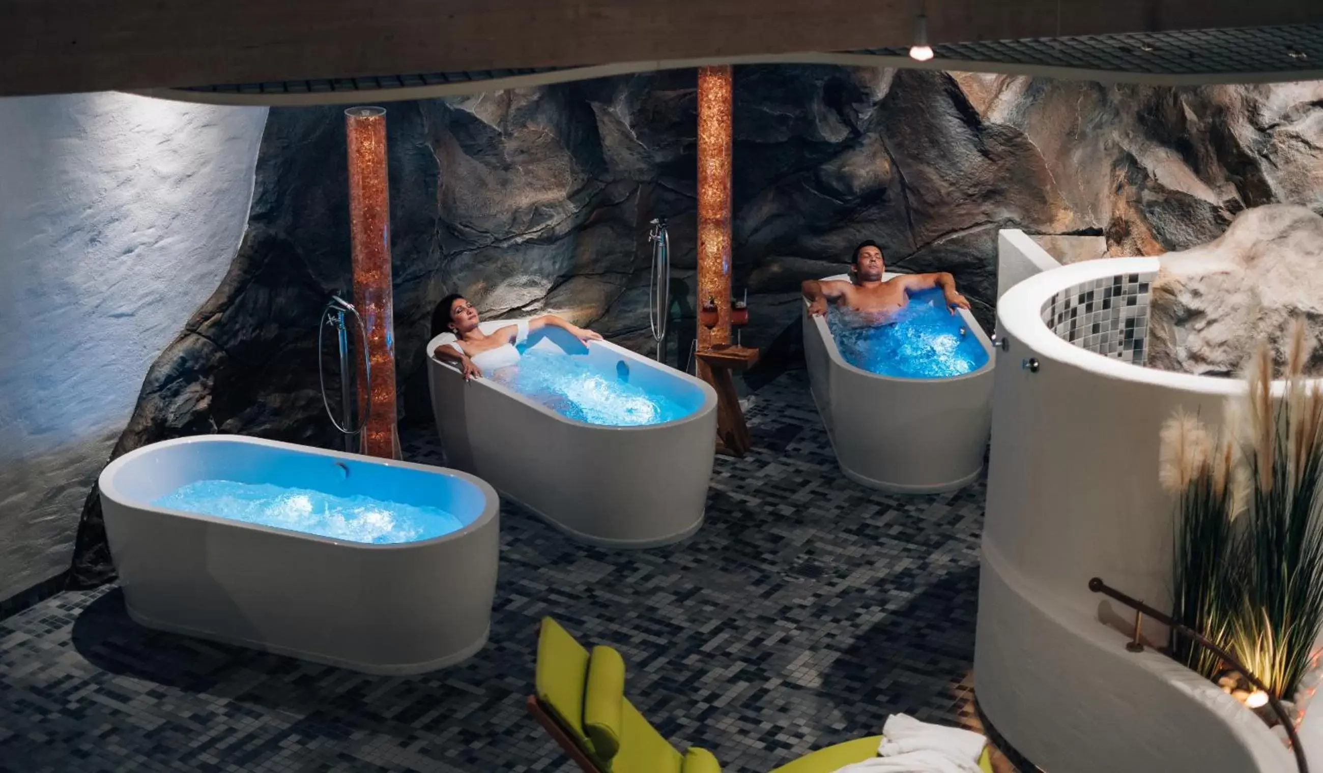 Hot Tub, Swimming Pool in Hotel Wutzschleife