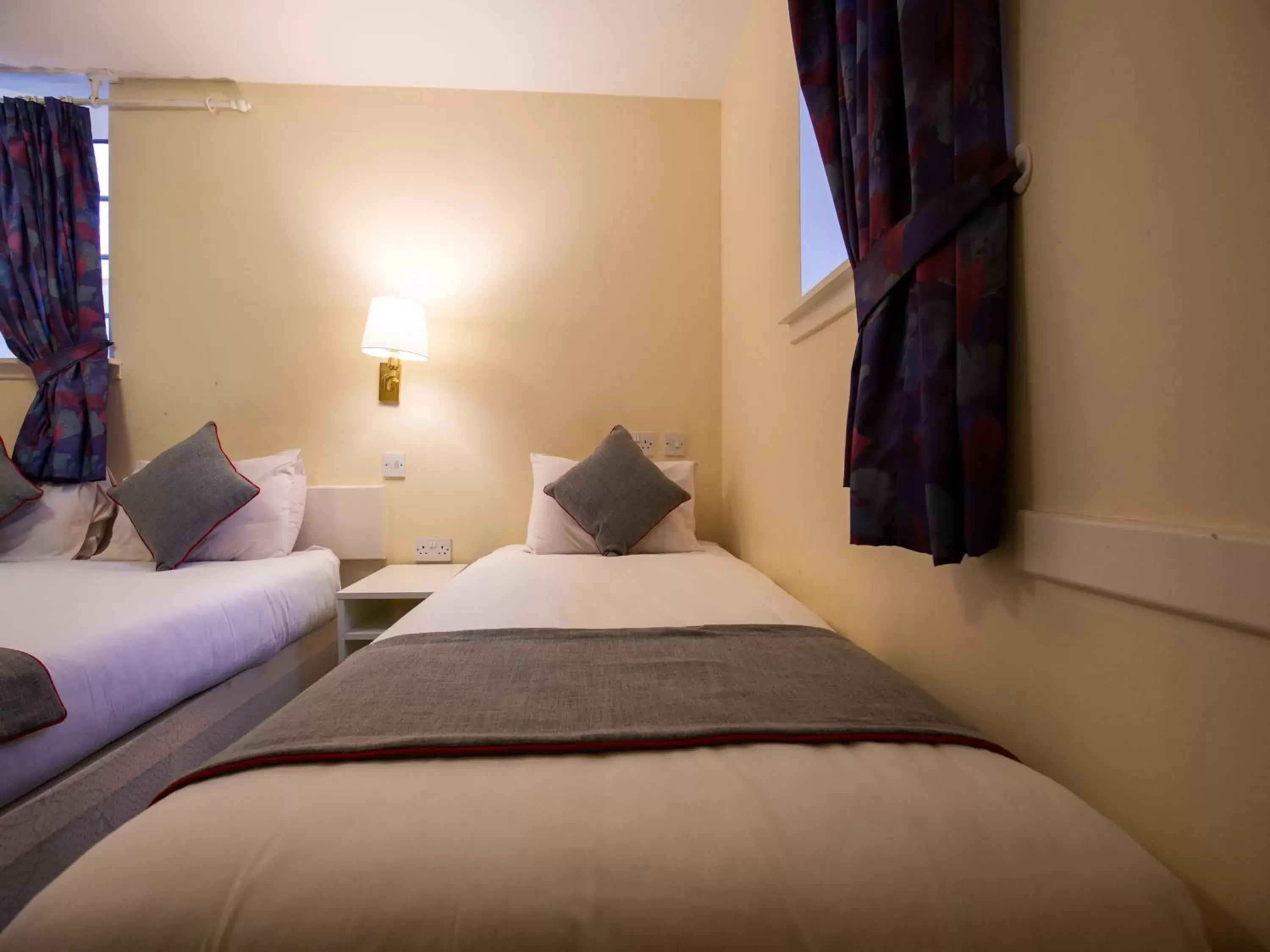 Bedroom, Bed in Longforgan Coaching Inn