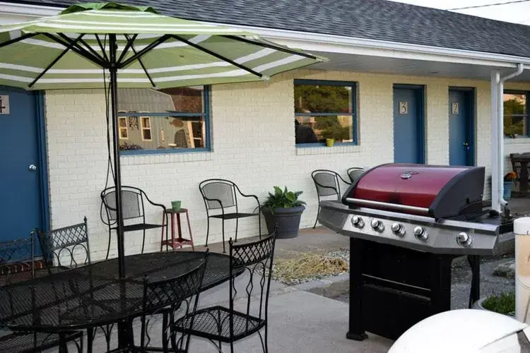 Patio, BBQ Facilities in Wachapreague Inn - Motel Rooms