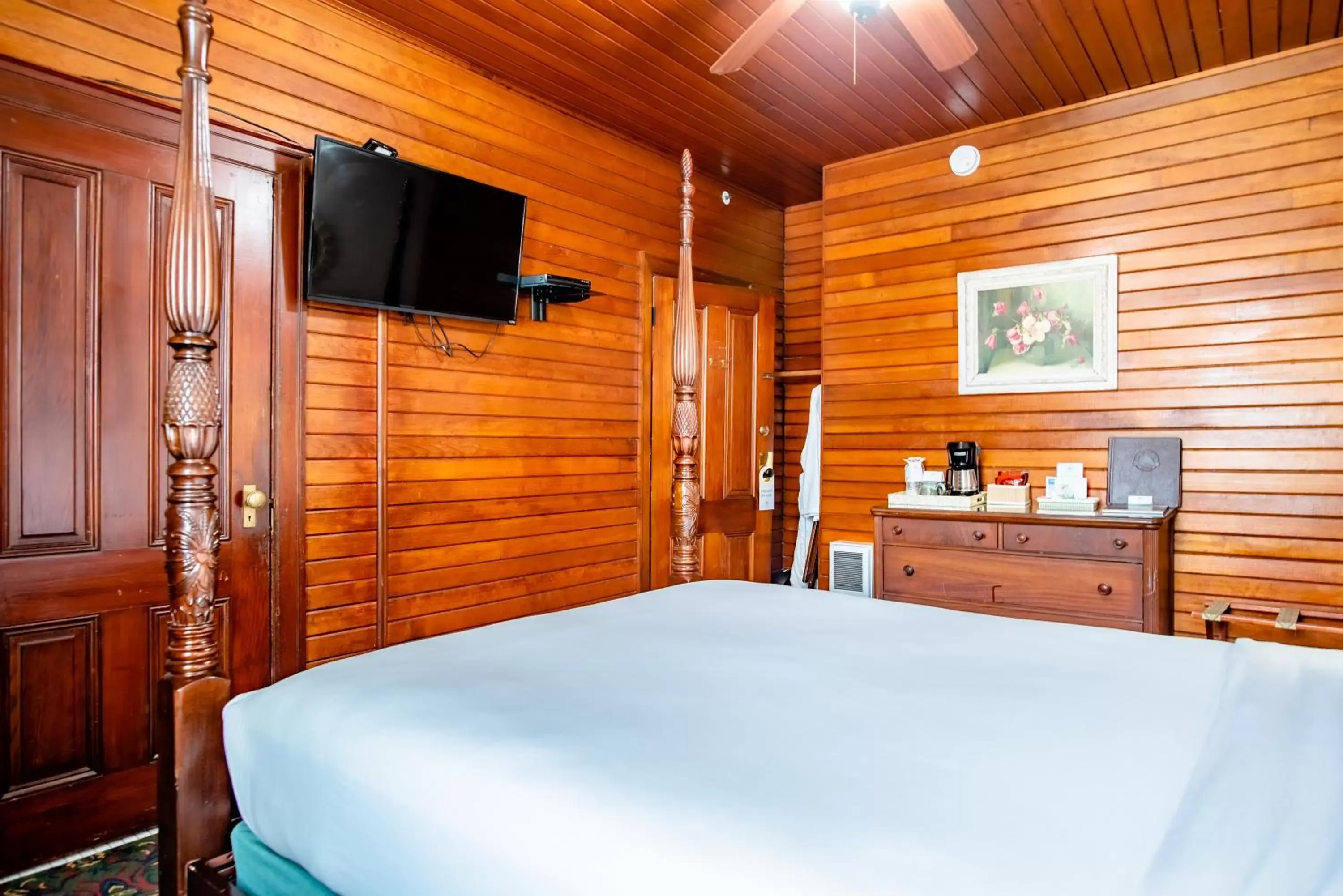 Bedroom, Bed in Gilbert Inn