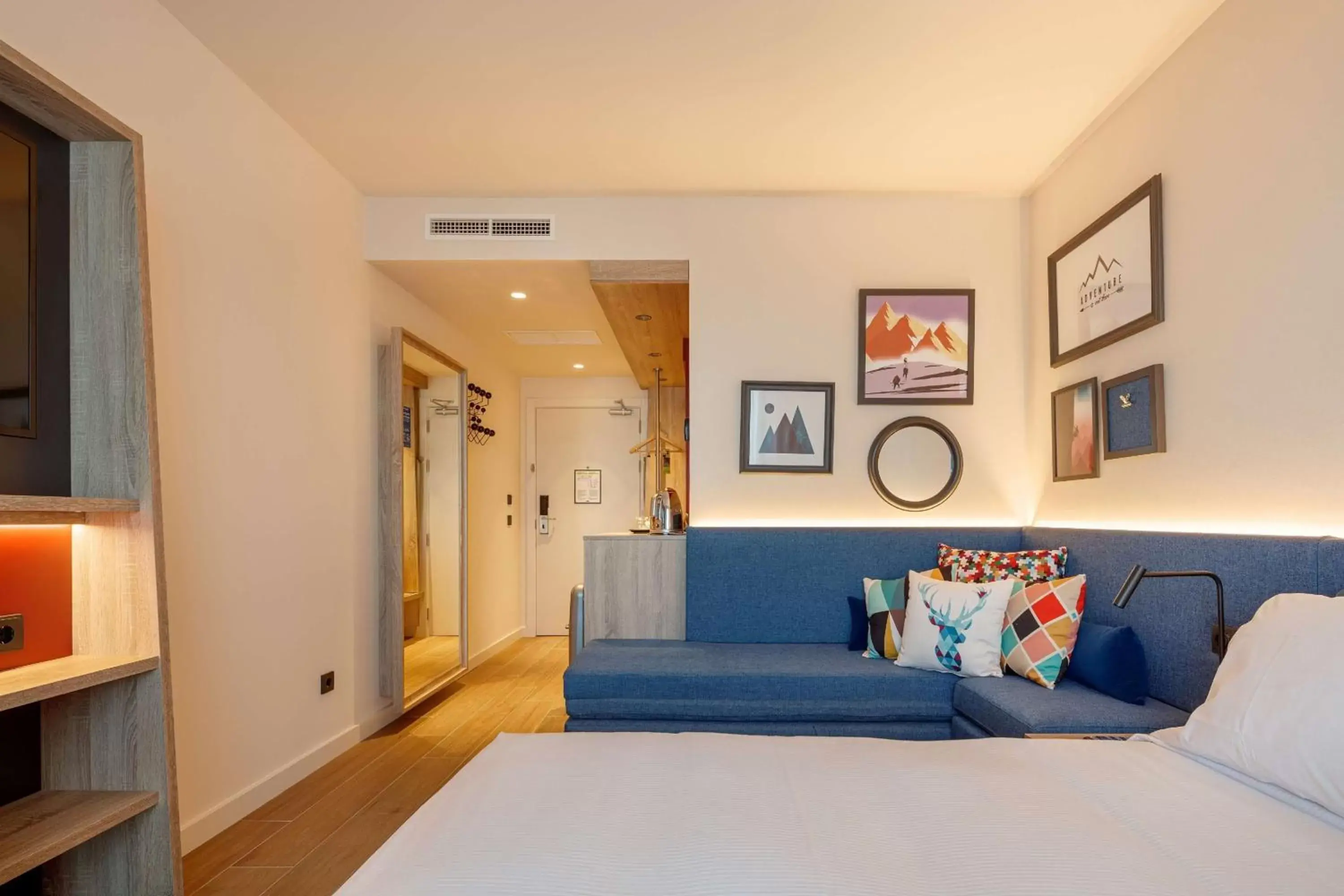 Living room, Bed in Hampton By Hilton Alcobendas Madrid