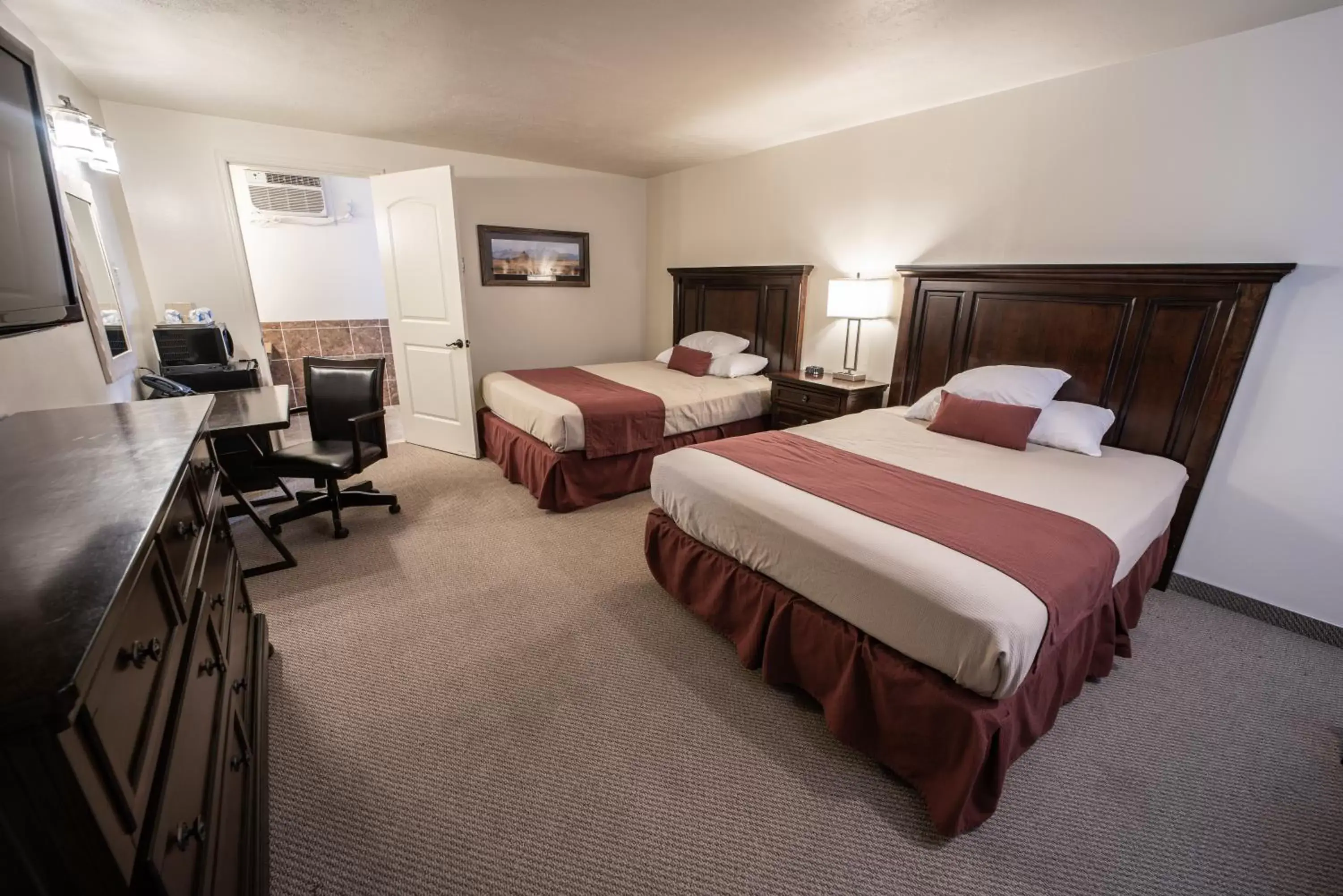 Photo of the whole room, Bed in Clover Creek Inn Photo of the whole room, Bed in Clover Creek Inn