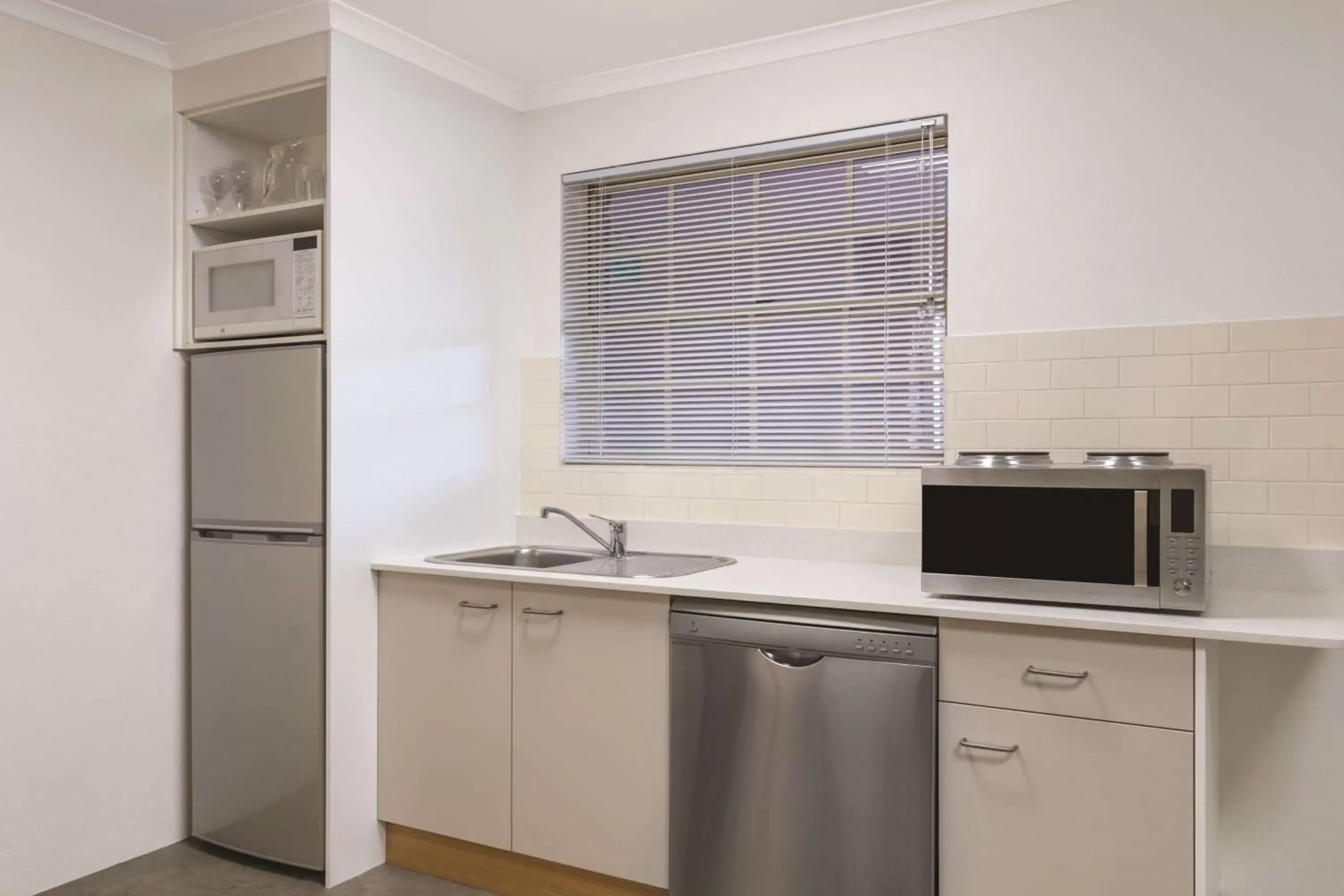 Kitchen or kitchenette, Kitchen/Kitchenette in Adina Serviced Apartments Canberra Kingston