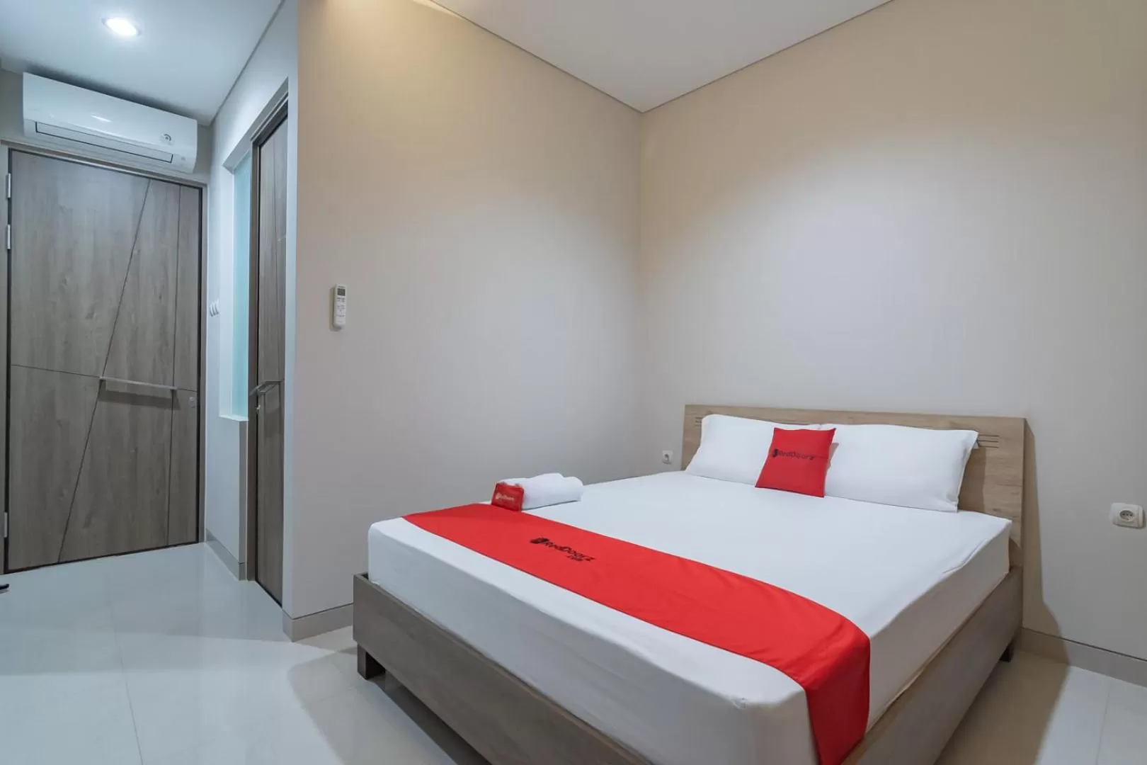 Bedroom, Bed in RedDoorz Plus @ Cirebon City Center