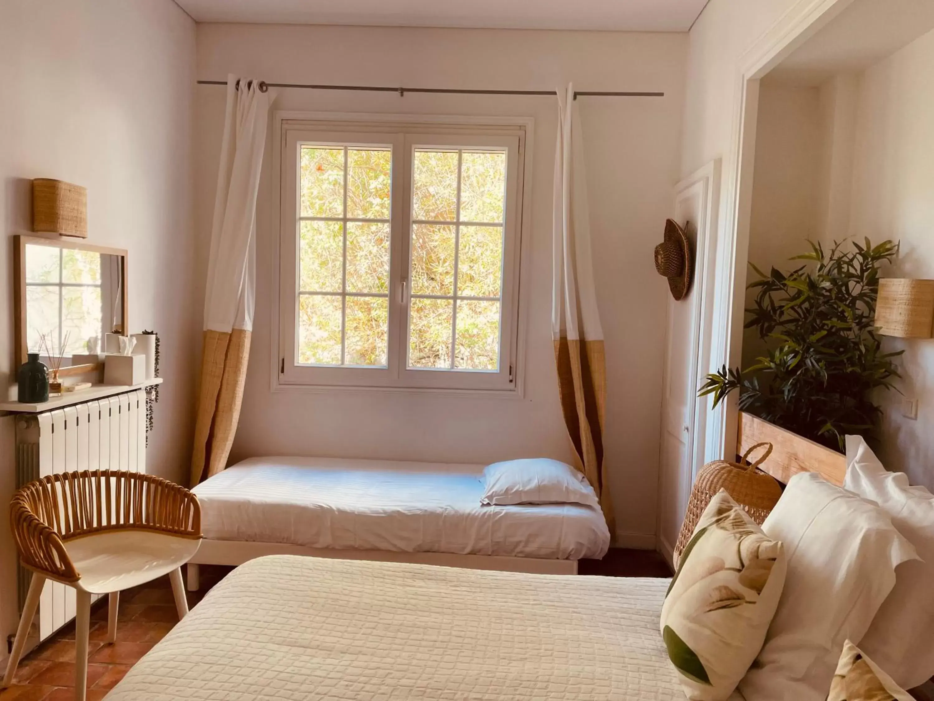 Photo of the whole room, Bed in Hotel de La Plage - Mahogany