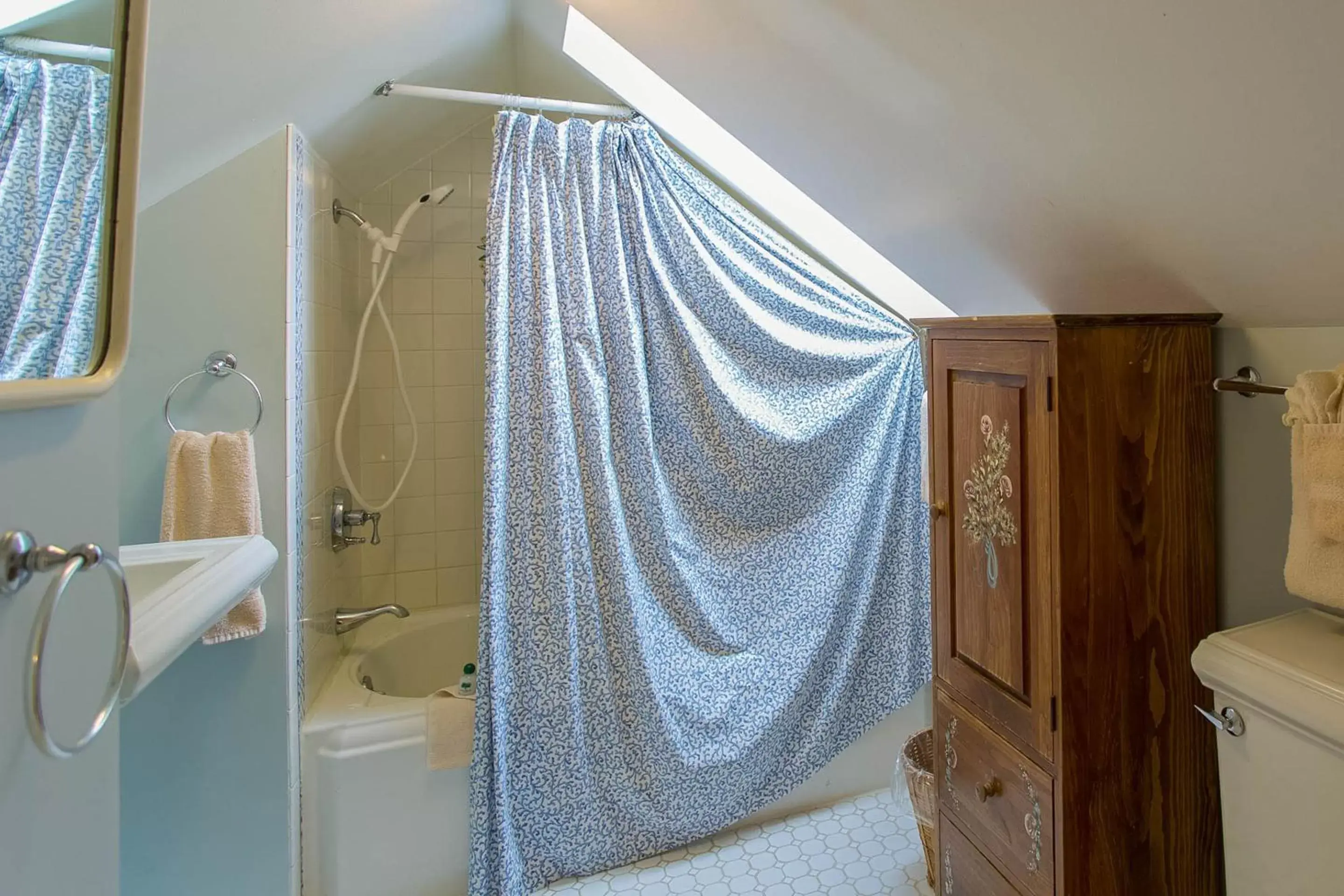 Arlo’s Suite, 2 Bedrooms, 1 Queen Bed, 2 Double Beds in Apple Tree Inn Arlo’s Suite, 2 Bedrooms, 1 Queen Bed, 2 Double Beds in Apple Tree Inn